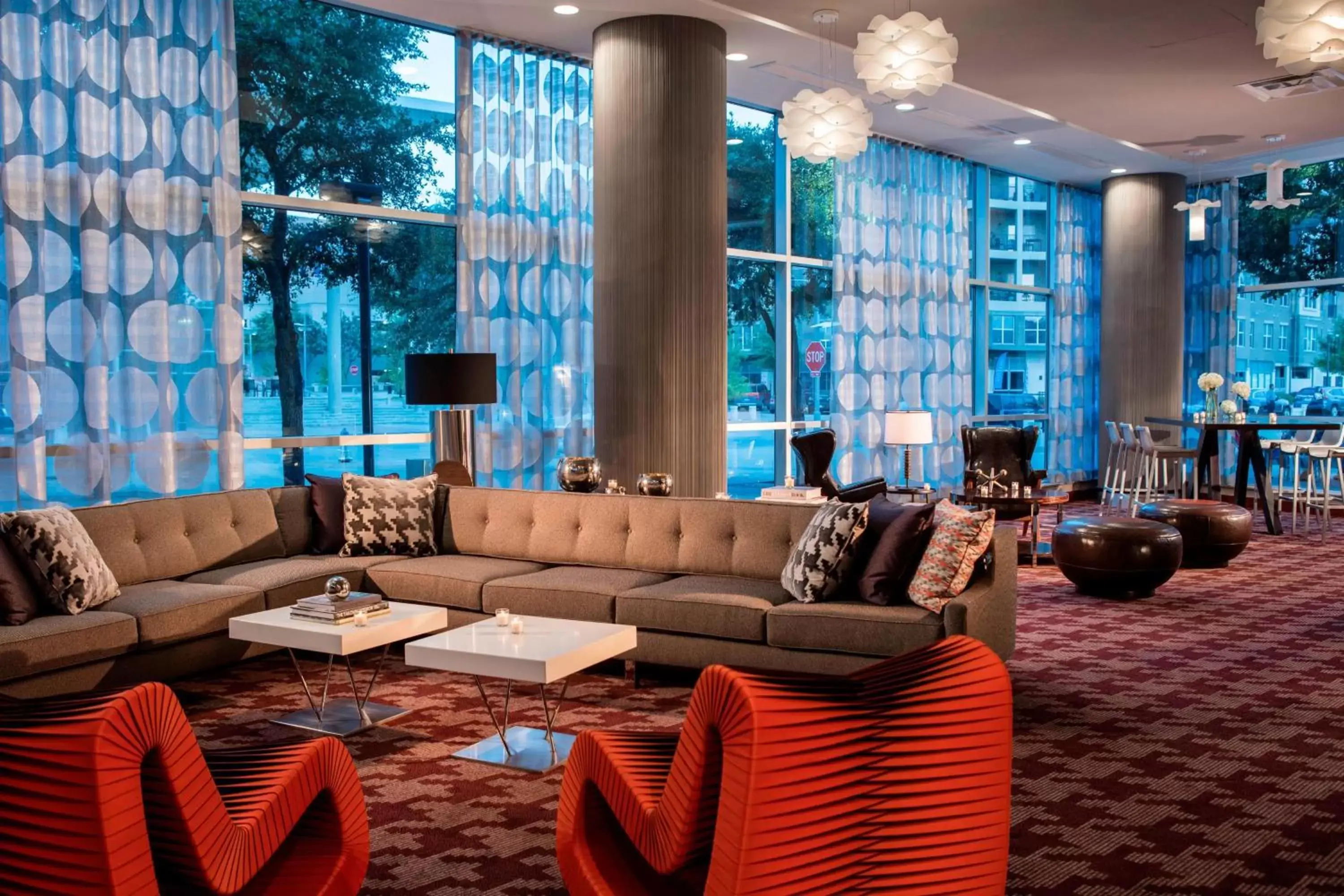 Lounge or bar in Renaissance Dallas Richardson Hotel