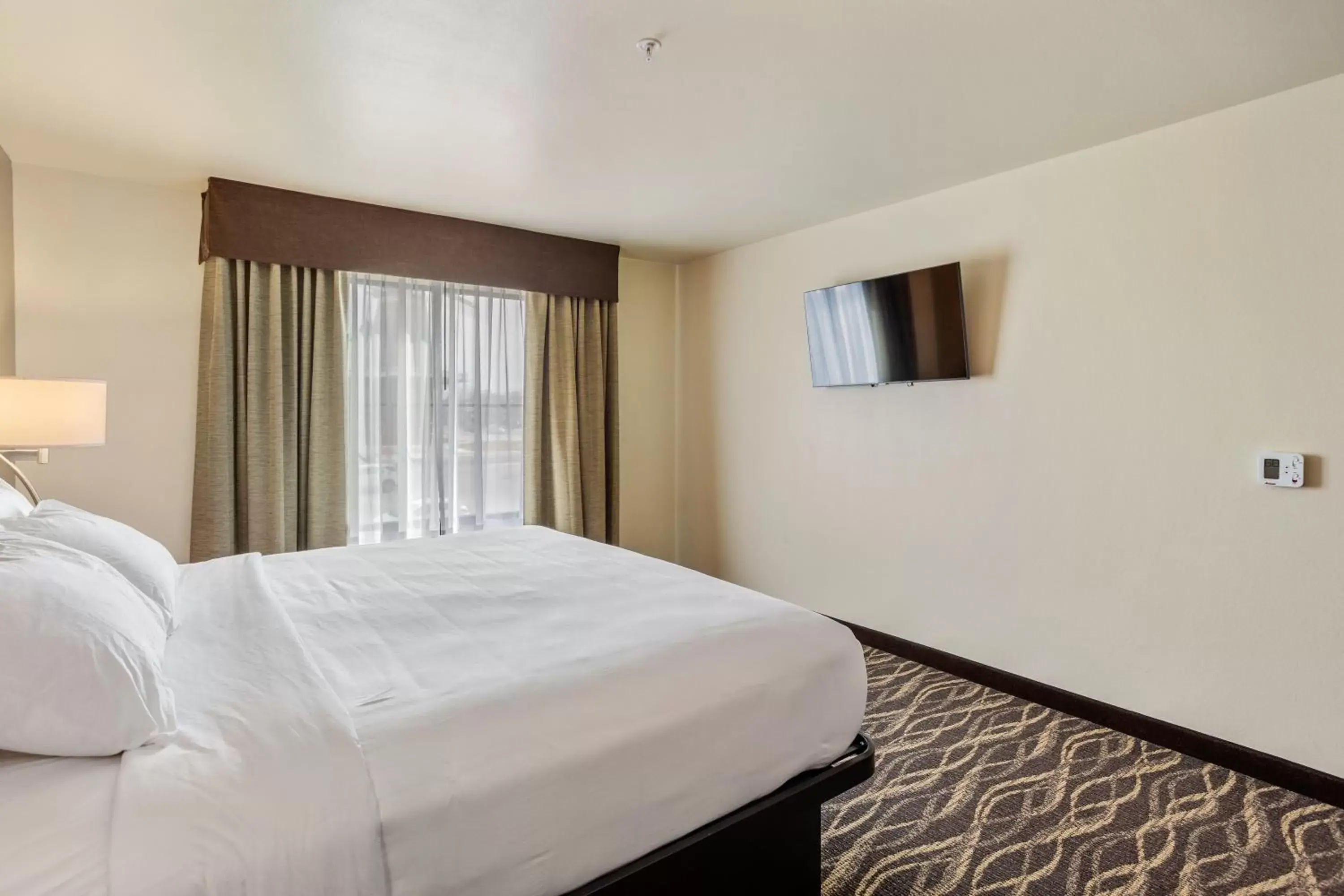 Bed in Cobblestone Hotel & Suites - Little Chute