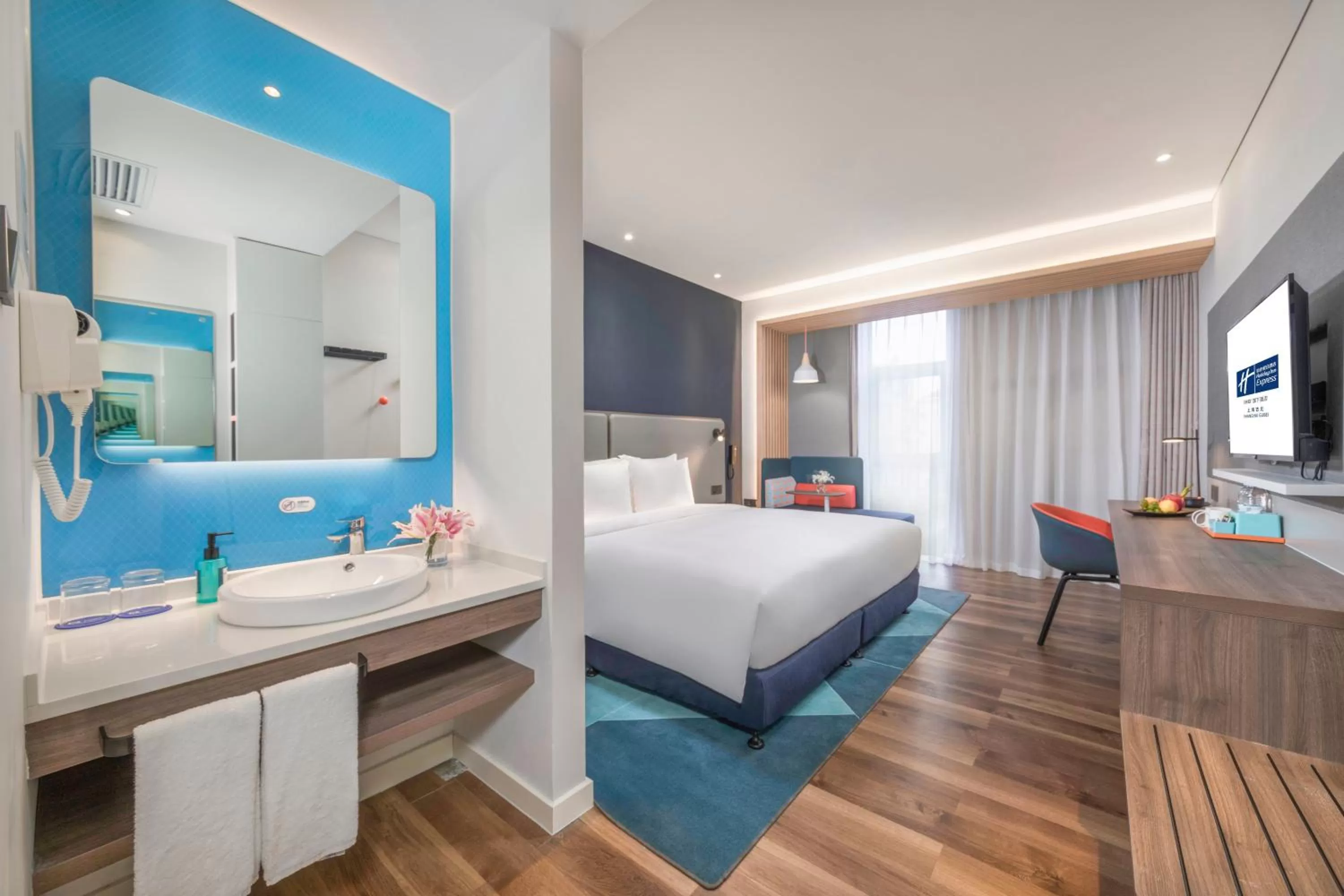 Photo of the whole room, Bed in Holiday Inn Express Shanghai Gubei by IHG