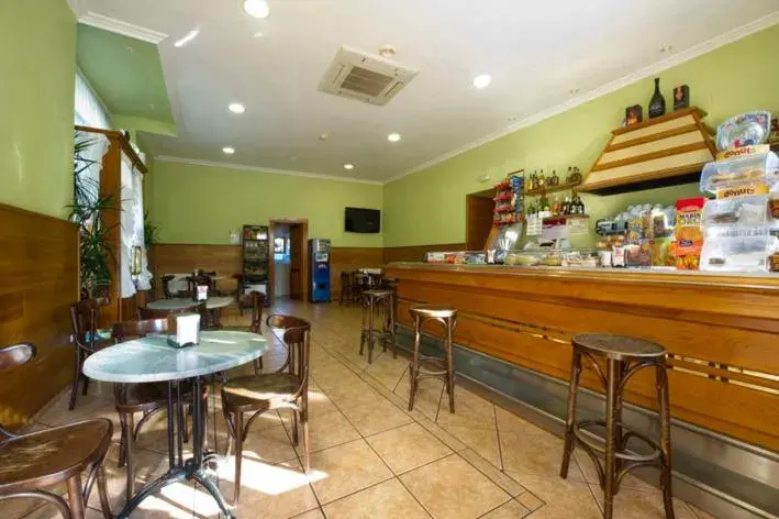 Restaurant/places to eat, Lounge/Bar in Hotel Restaurante La Casilla