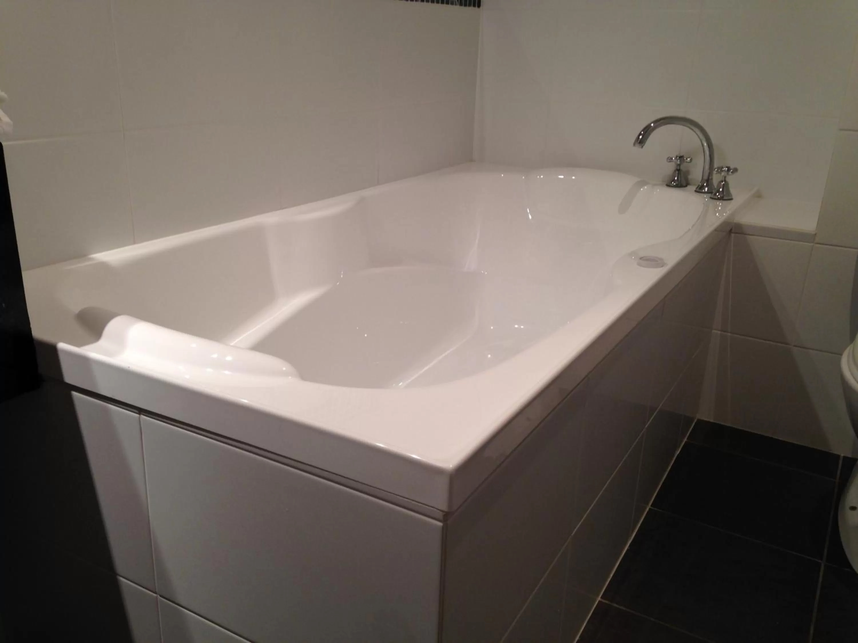 Bathroom in Auldington Hotel