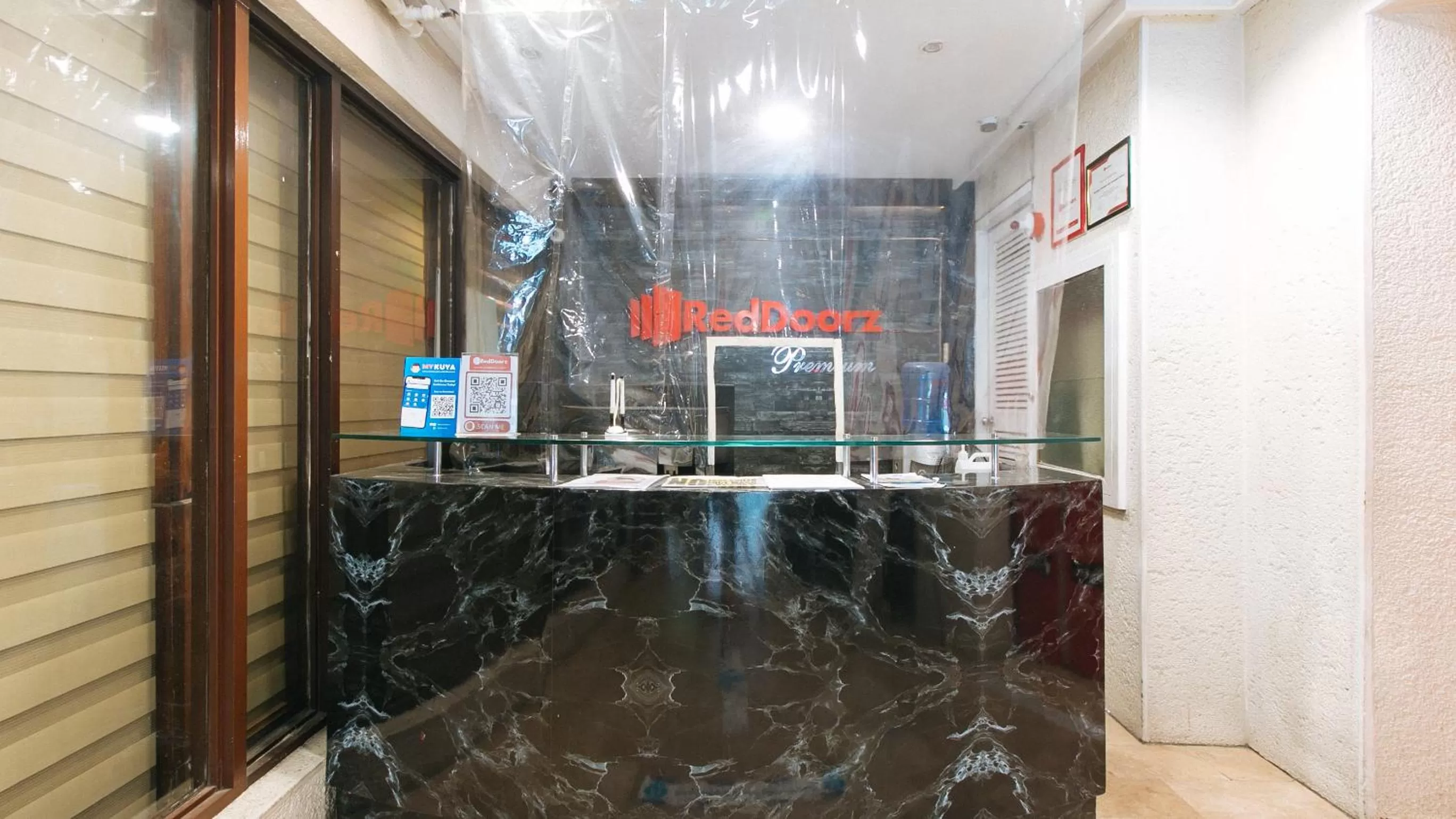 Lobby or reception in RedDoorz Premium near Greenbelt Makati - Vaccinated Staff