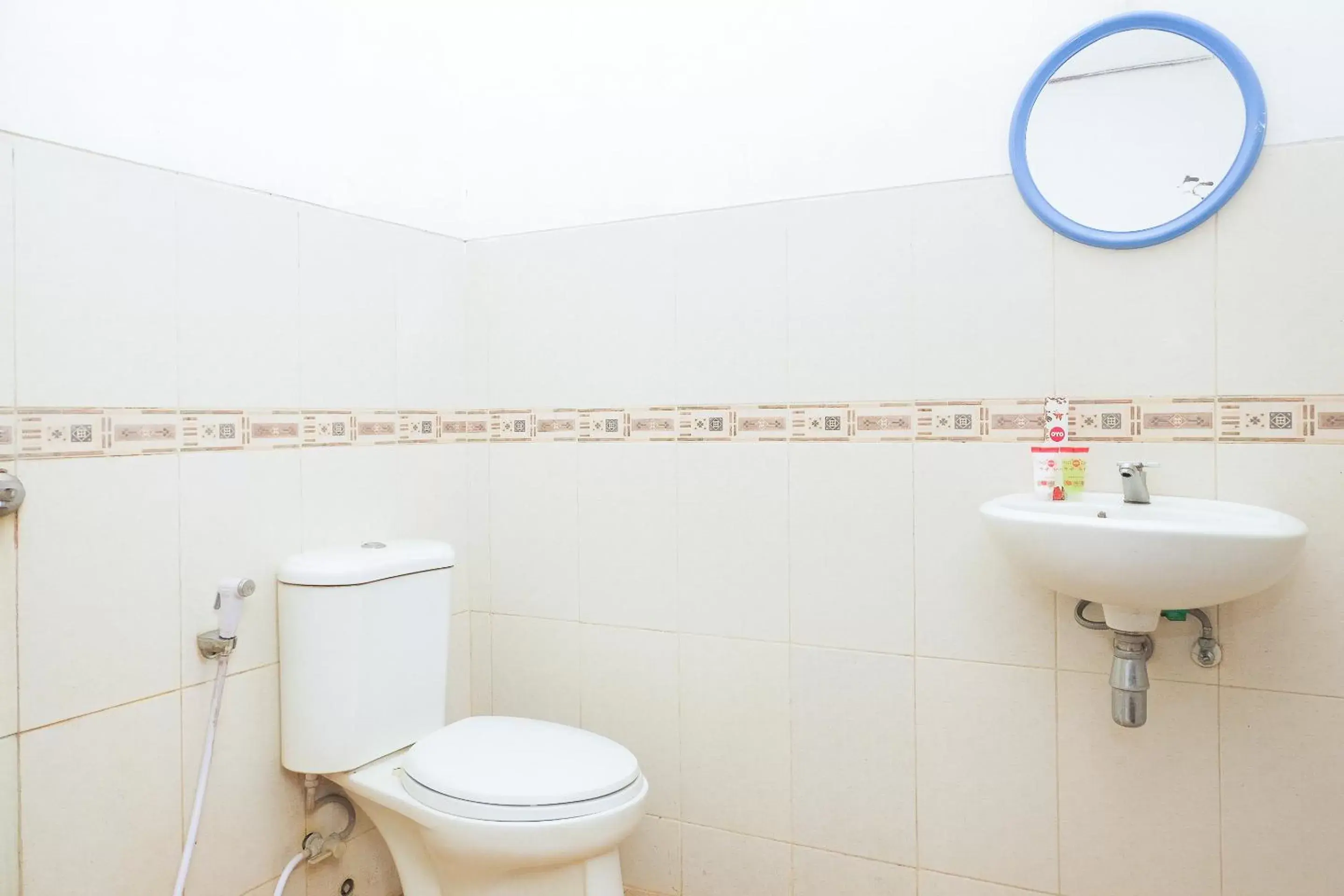 Bathroom in OYO 353 Loesje Guest House Syariah