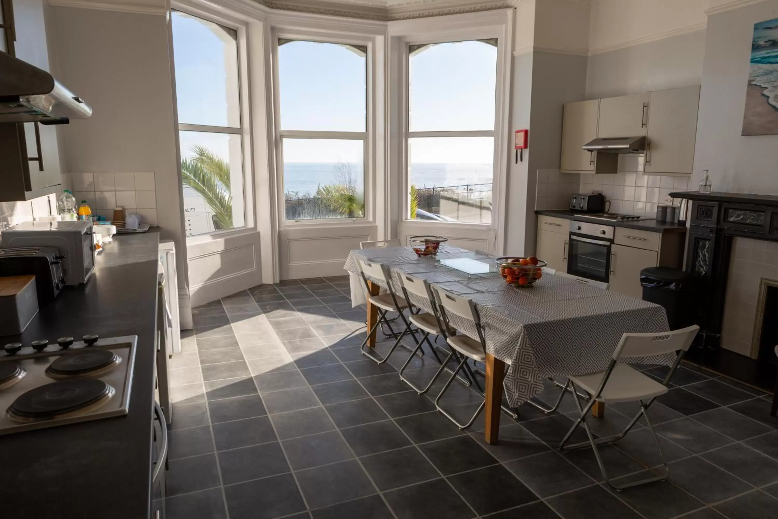 Kitchen or kitchenette, Dining Area in The Halcyon