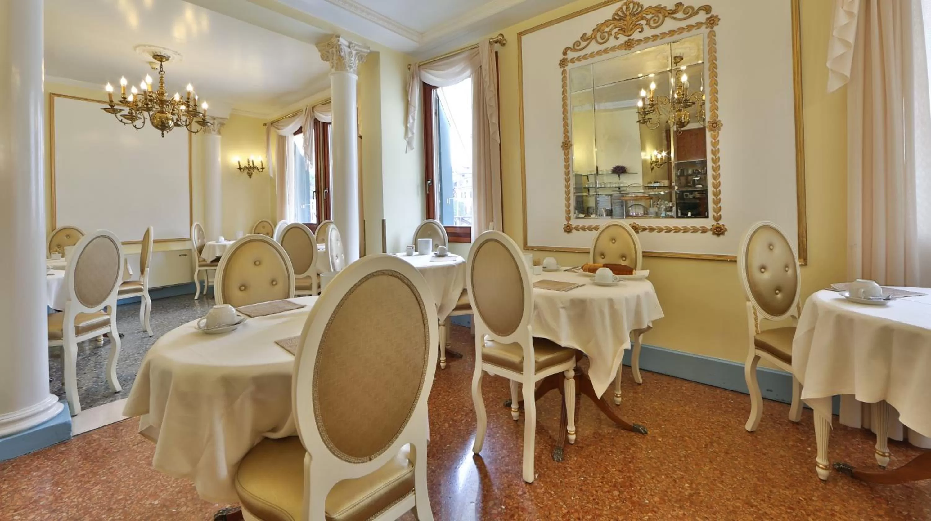 Restaurant/places to eat in Hotel Arlecchino