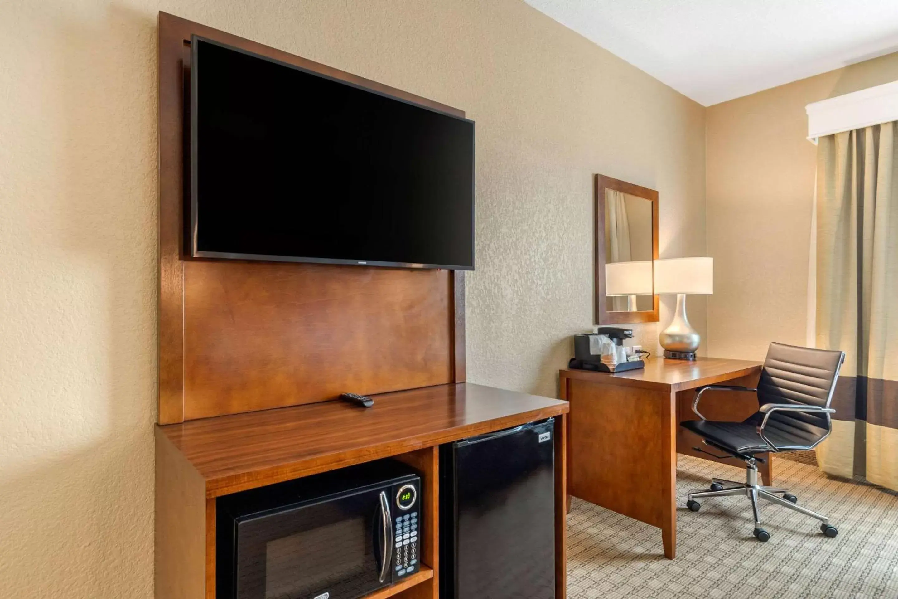 Photo of the whole room, TV/Entertainment Center in Comfort Suites Airport North