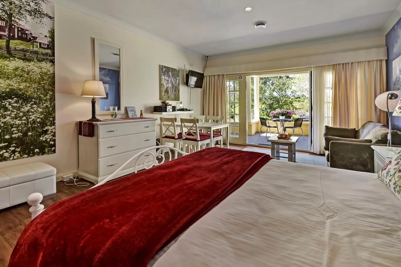 Photo of the whole room in Bundanoon Lodge