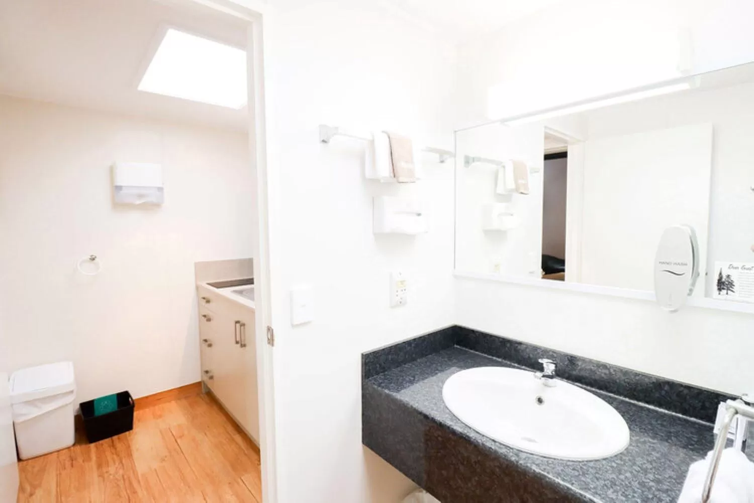 Bathroom, Bed in Aztec Motel