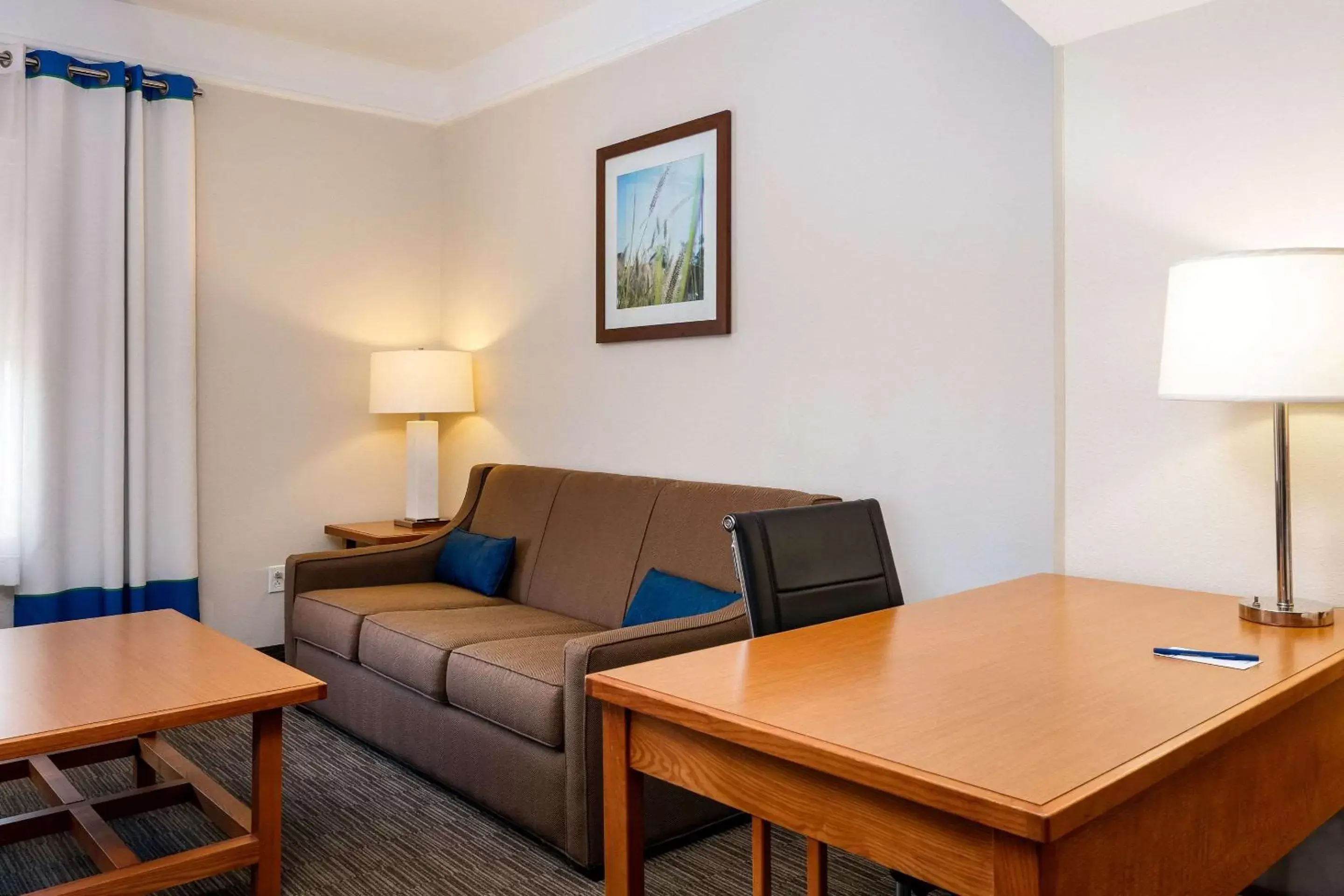 Photo of the whole room, Seating Area in Comfort Inn & Suites Savannah Airport