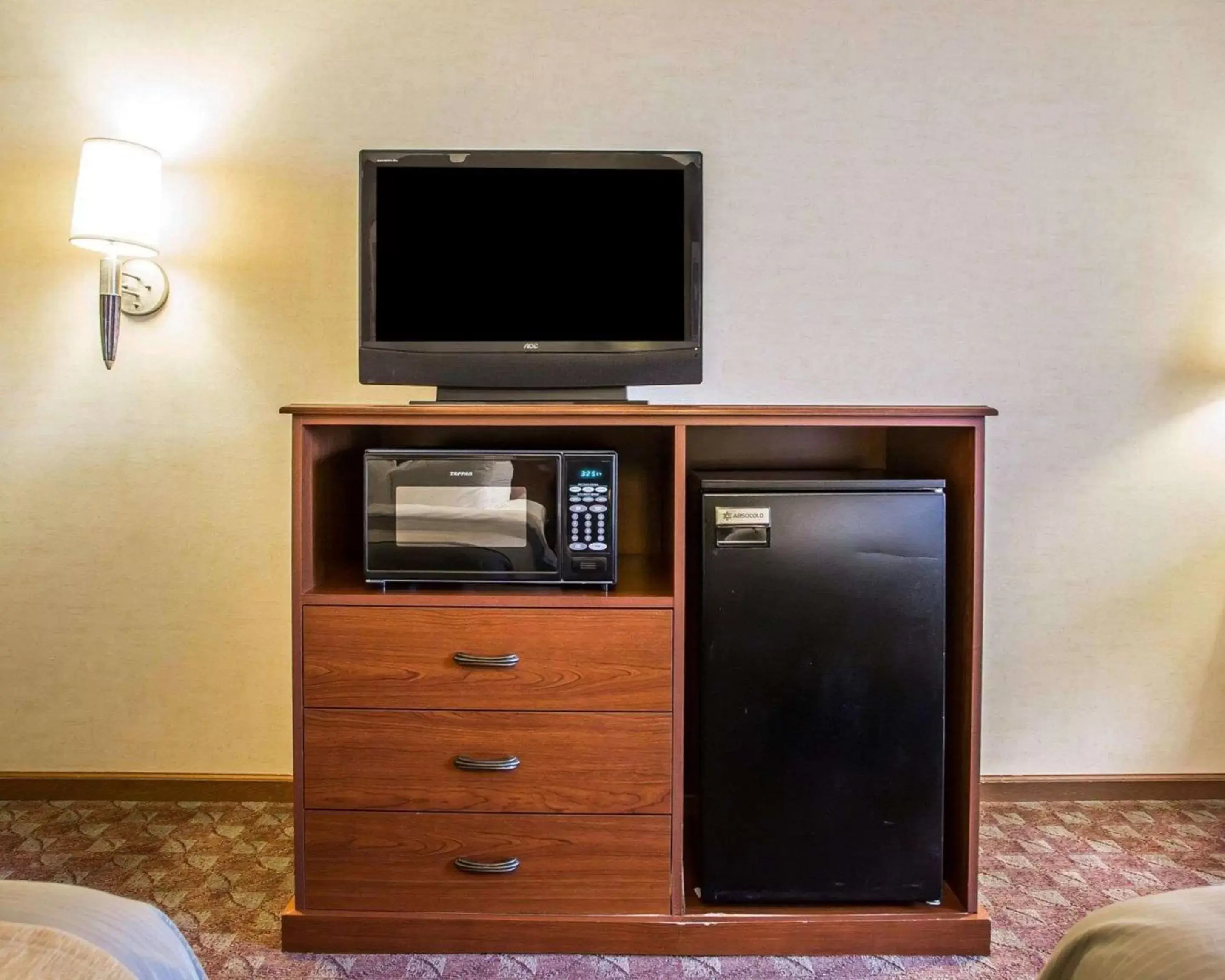 Photo of the whole room, TV/Entertainment Center in Comfort Inn Van Wert