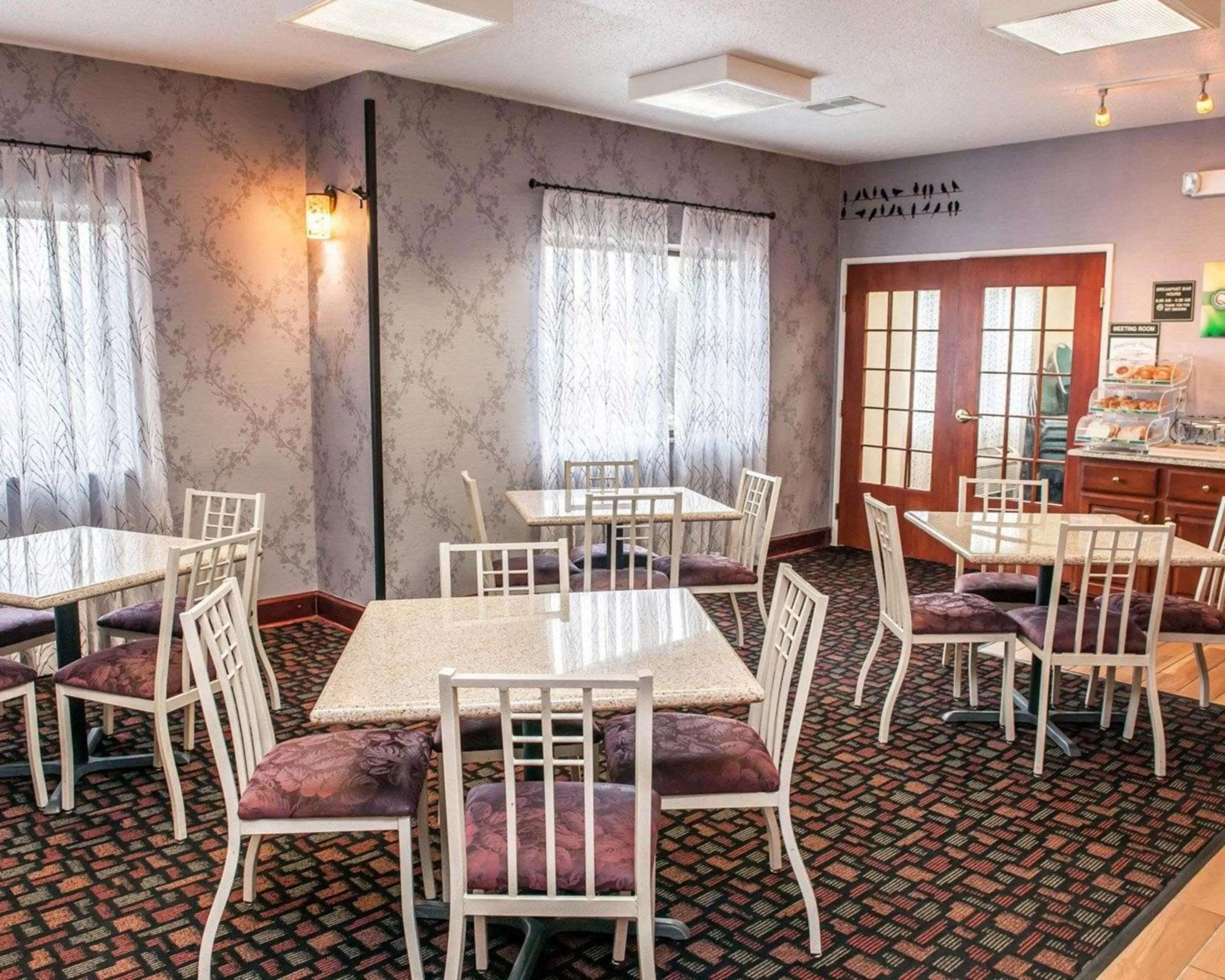 Restaurant/Places to Eat in Quality Inn & Suites South Bend Airport