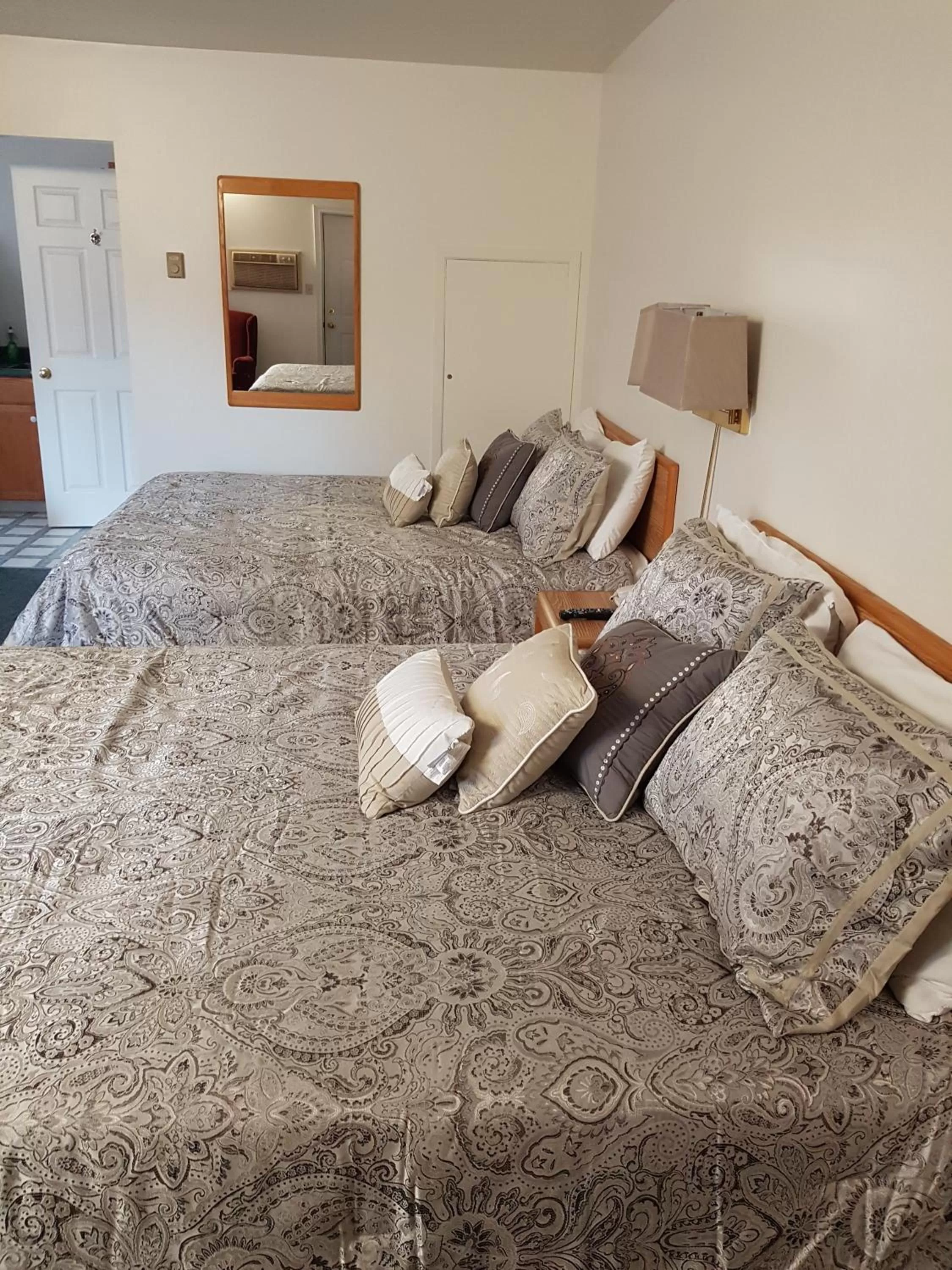 Bed in Covered Bridge Inn & Suites