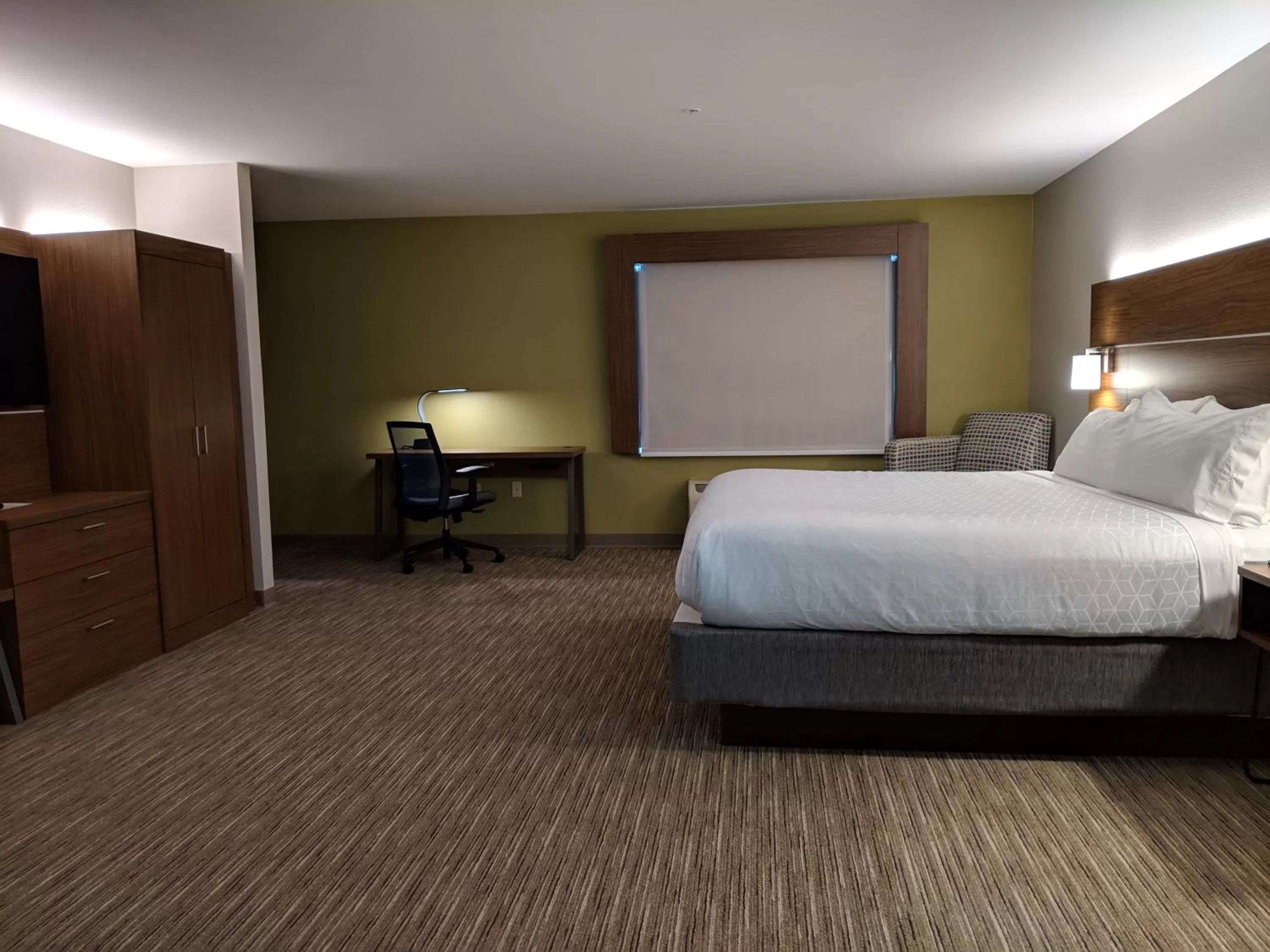 Photo of the whole room, Bed in Holiday Inn Express Hotel & Suites Claypool Hill -Richlands Area by IHG