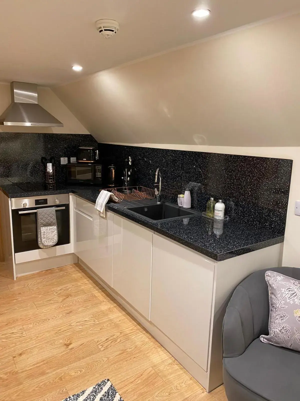 Kitchen or kitchenette, Kitchen/Kitchenette in Waverley Inn Apartments