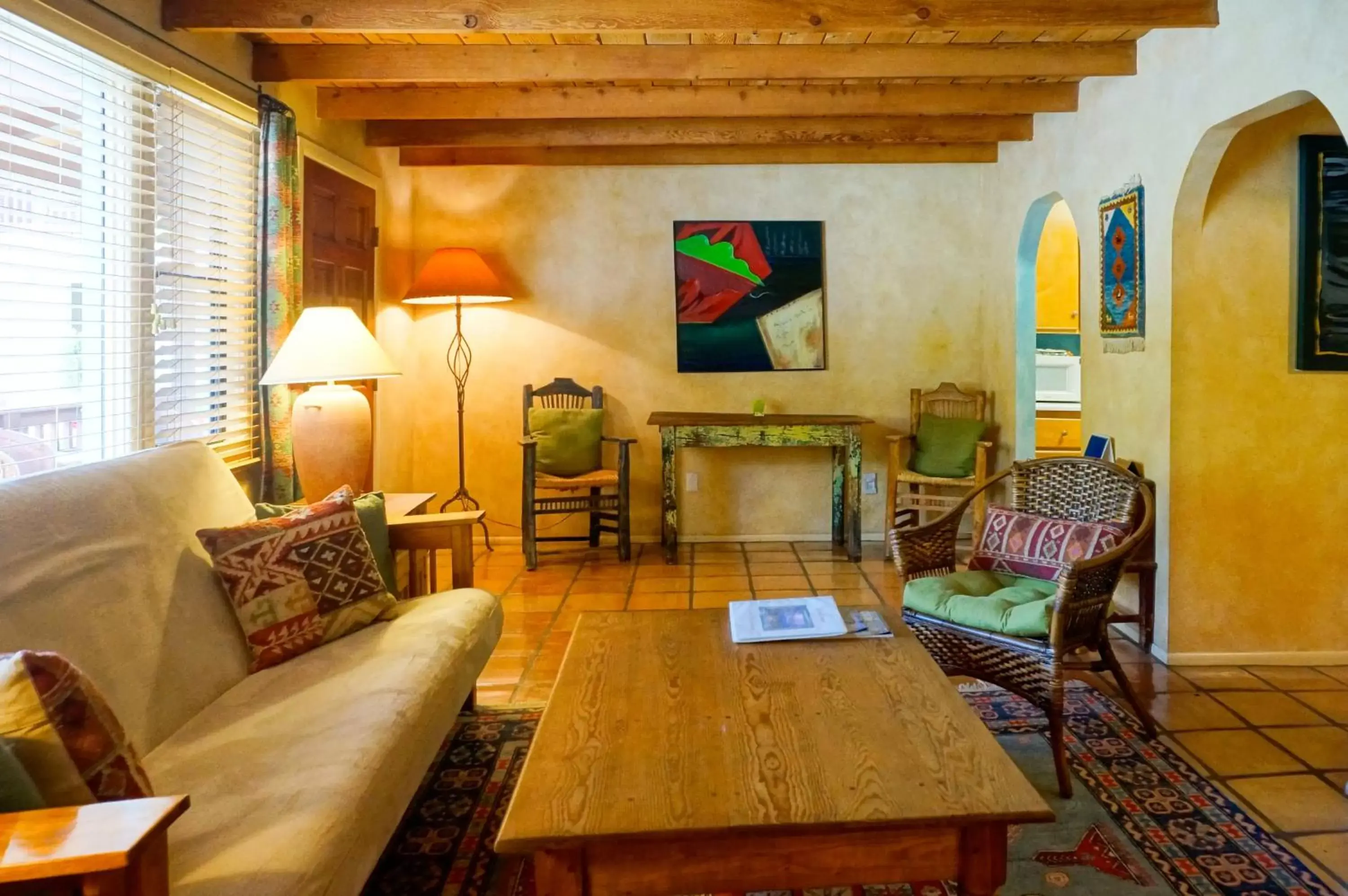 Living room, Seating Area in Blue Iguana Inn