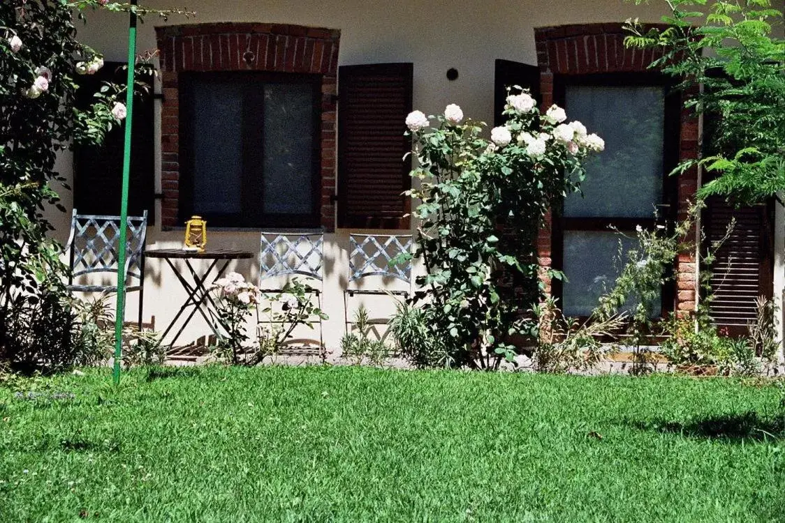 Patio, Property Building in Residenza Del Lago