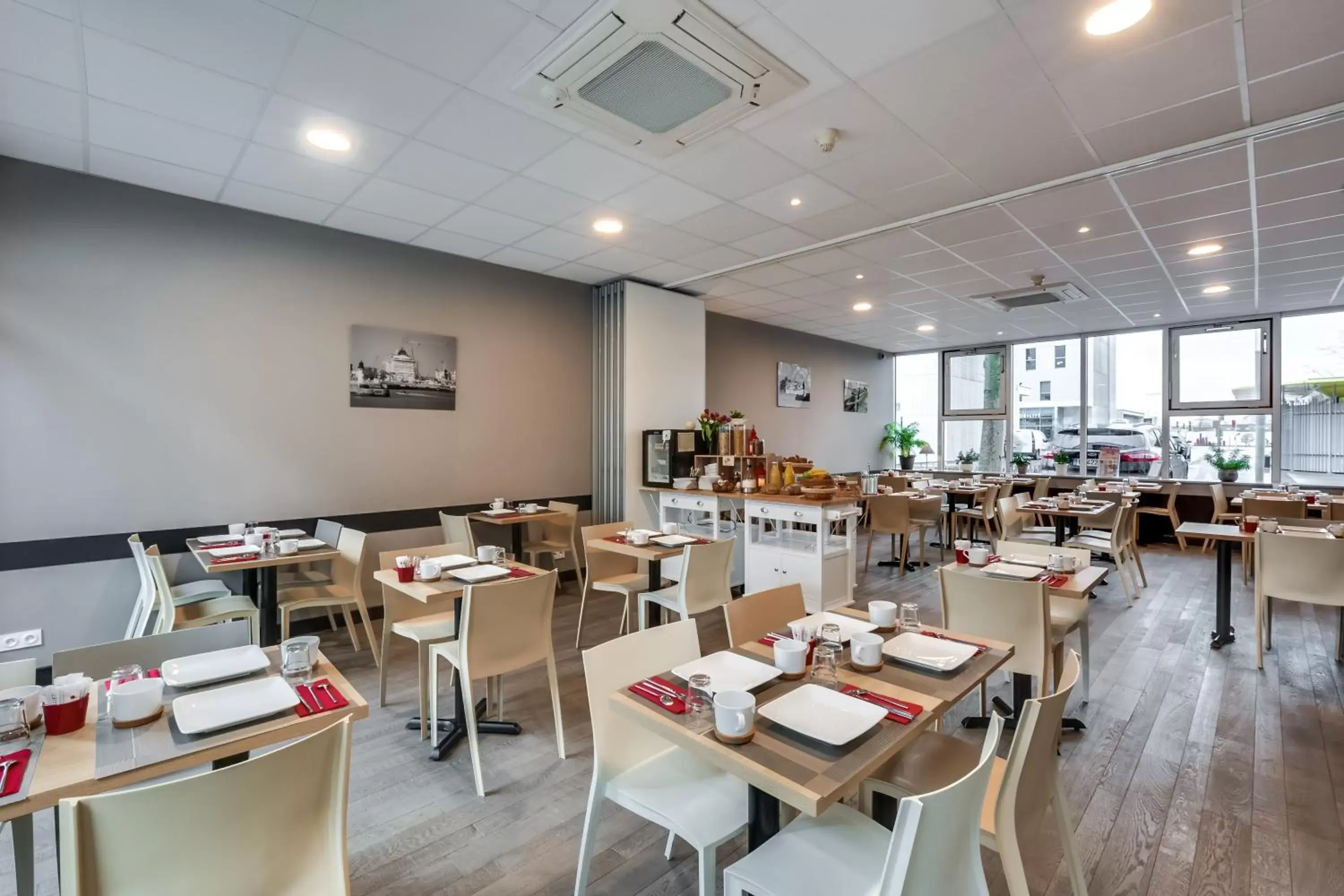 Buffet breakfast, Restaurant/Places to Eat in Brit Hotel Saint-Nazaire Centre