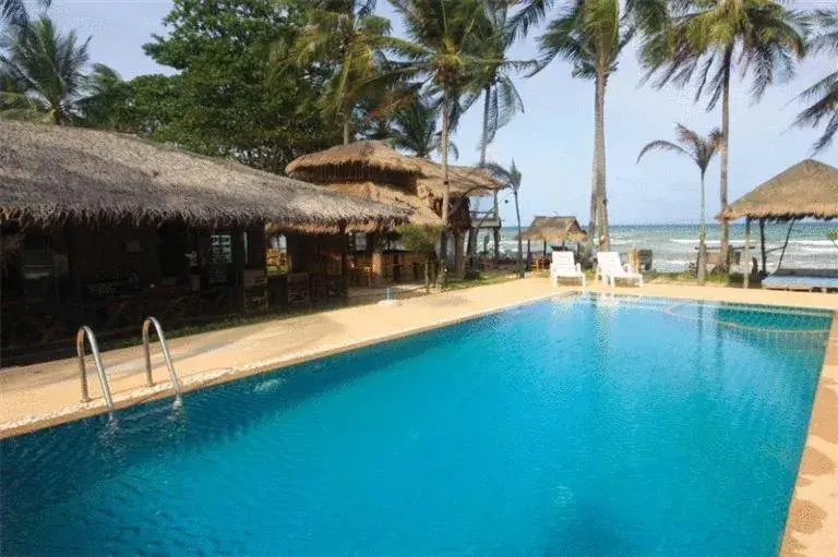 Swimming Pool in Moonwalk Lanta Resort