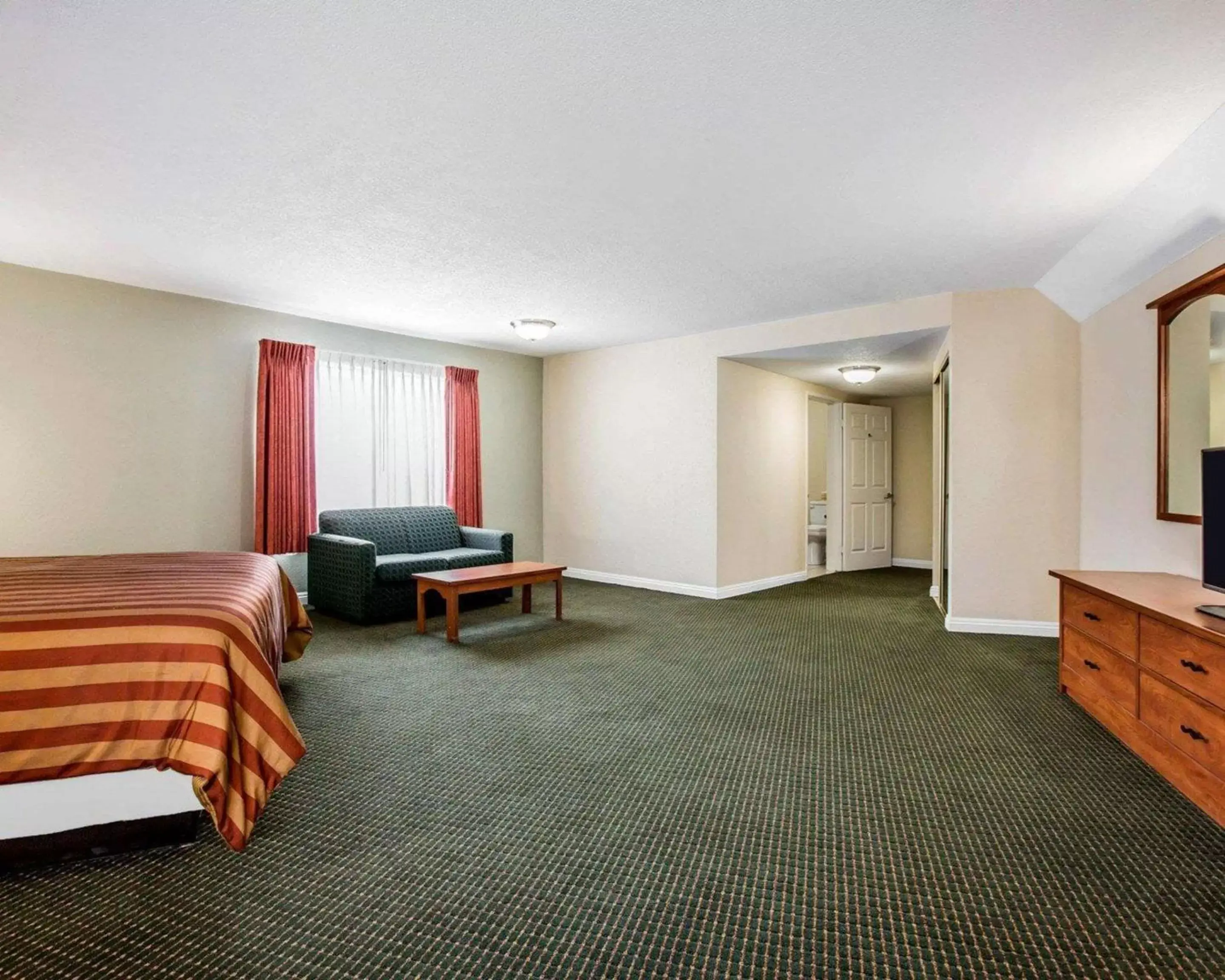 Photo of the whole room, Seating Area in Rodeway Inn San Clemente Beach