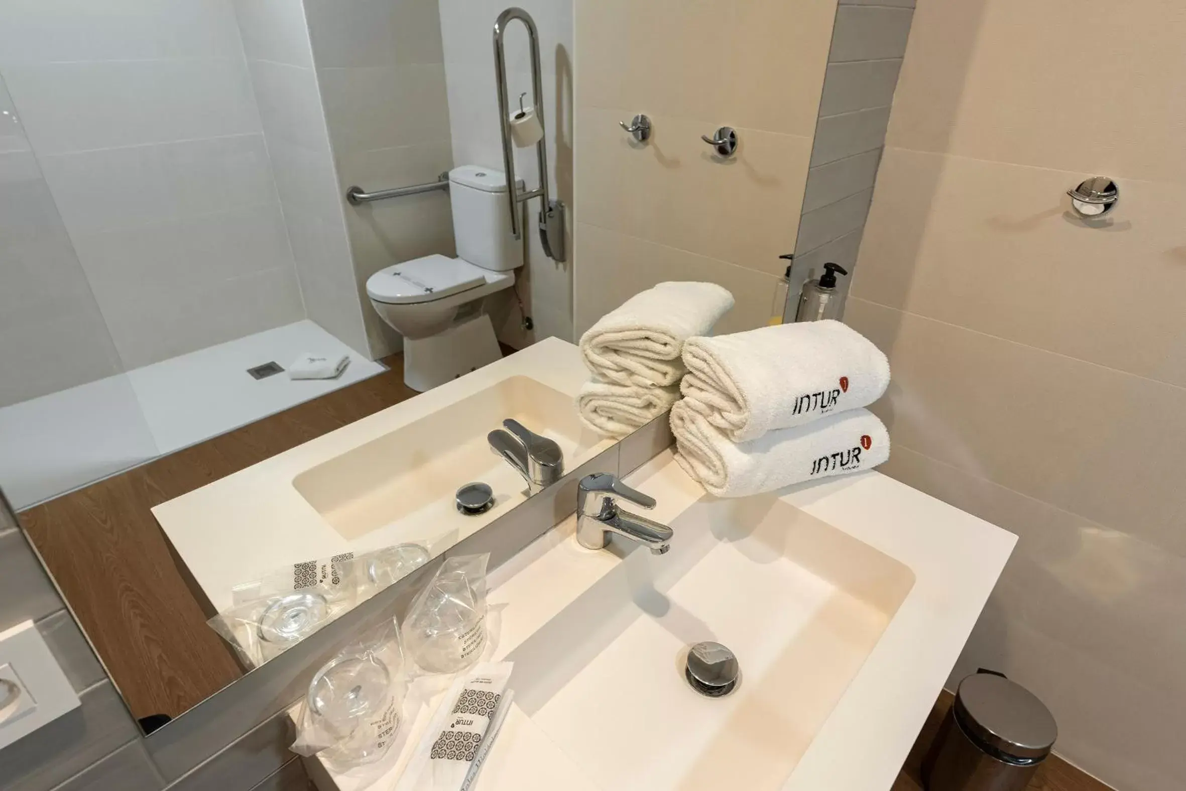 Facility for disabled guests, Bathroom in Intur Orange