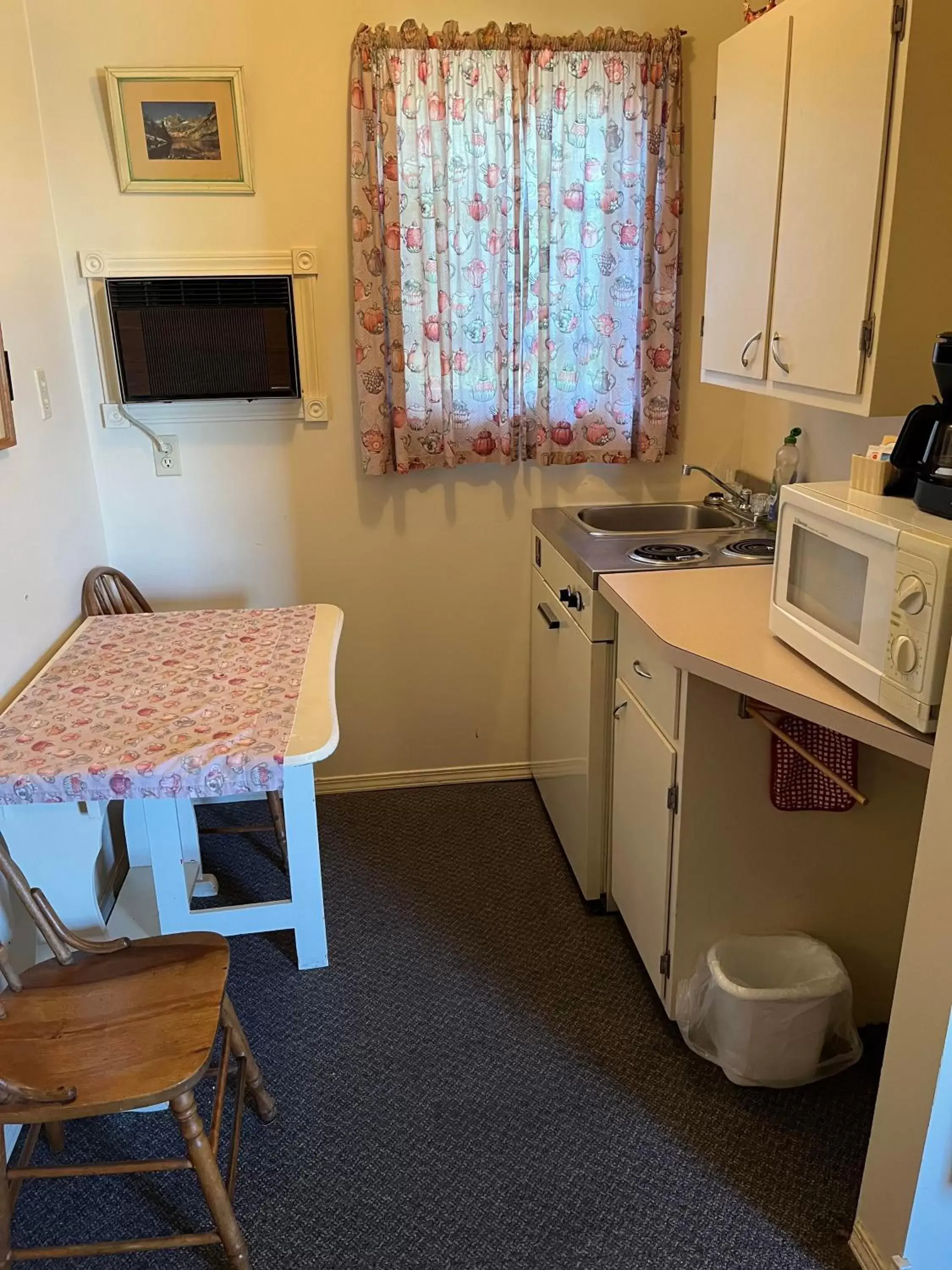 Kitchen/Kitchenette in Bluebird Motel