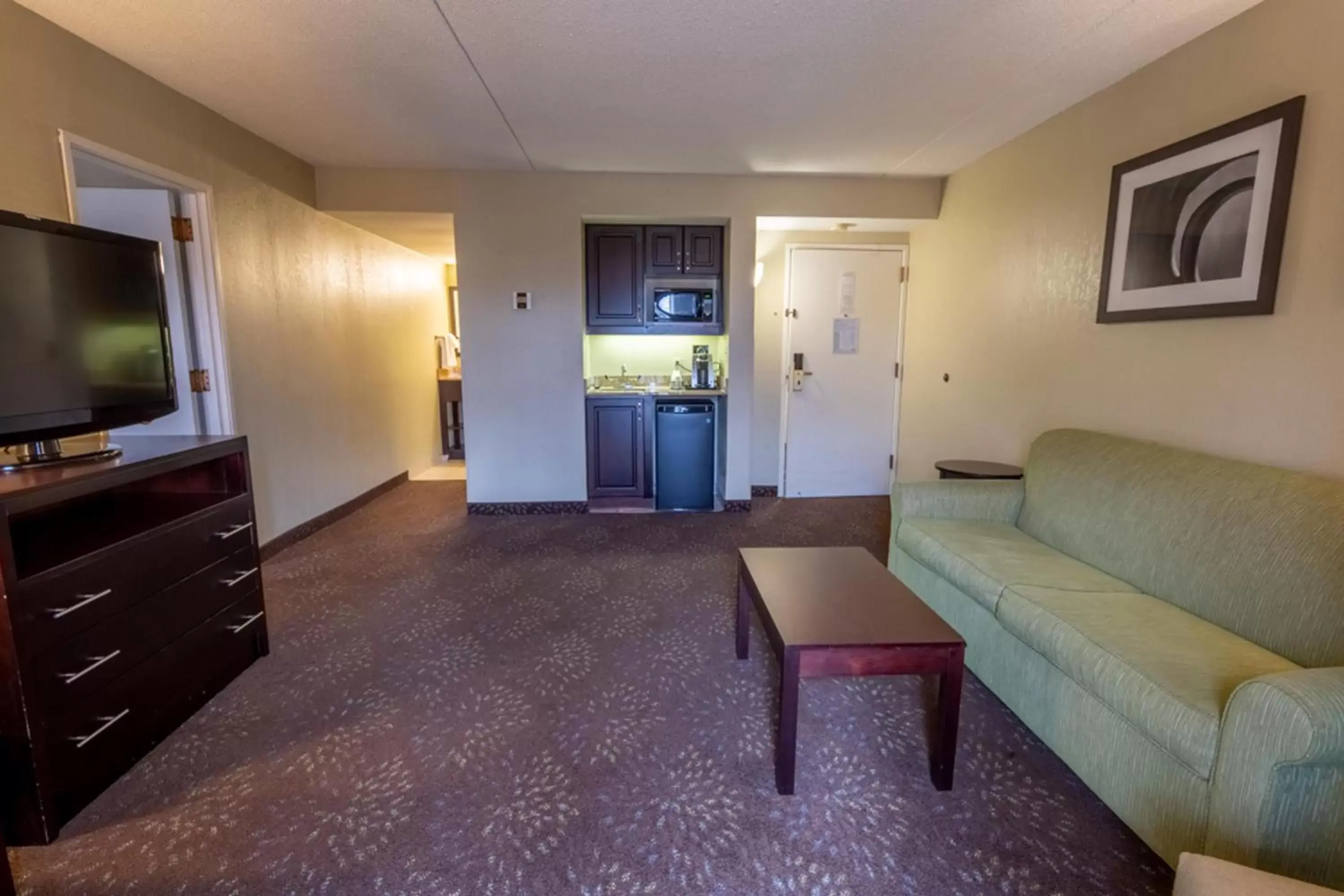 Living room, Seating Area in Holiday Inn Express Hotel & Suites Pittsburgh Airport, an IHG Hotel