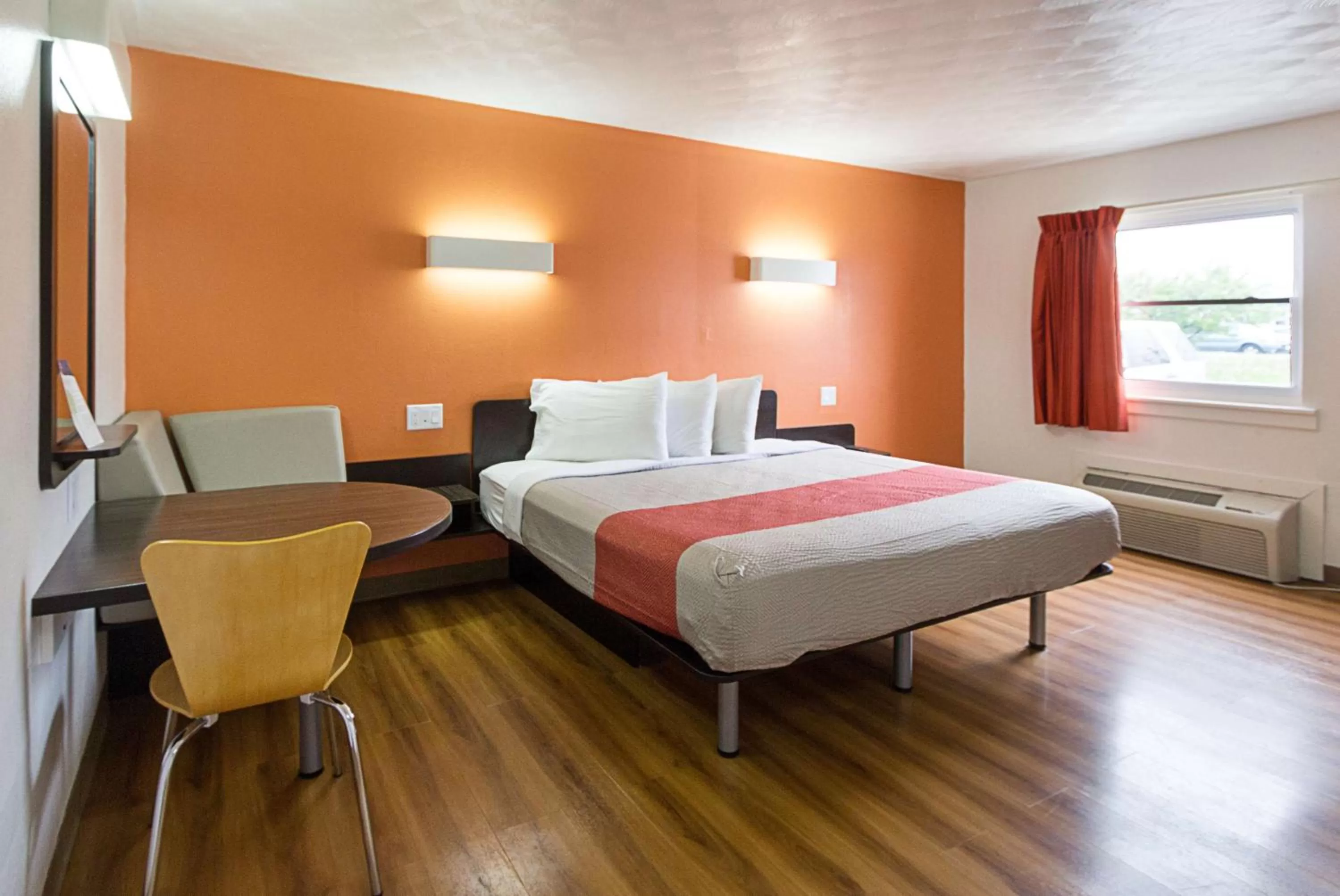 Photo of the whole room, Bed in Motel 6-Sidney, OH