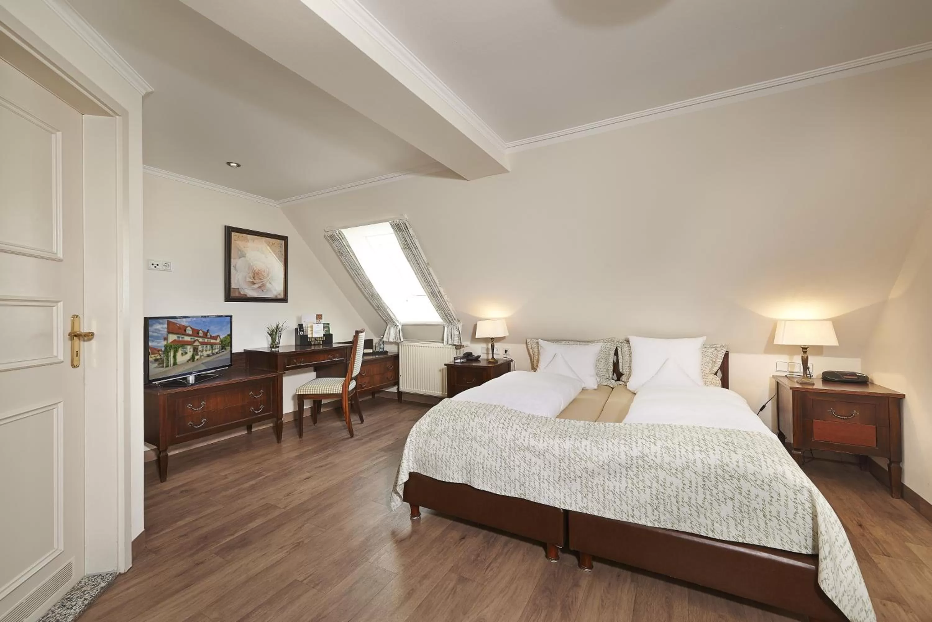 Photo of the whole room, Bed in Brauereigasthof Zum Löwenbräu