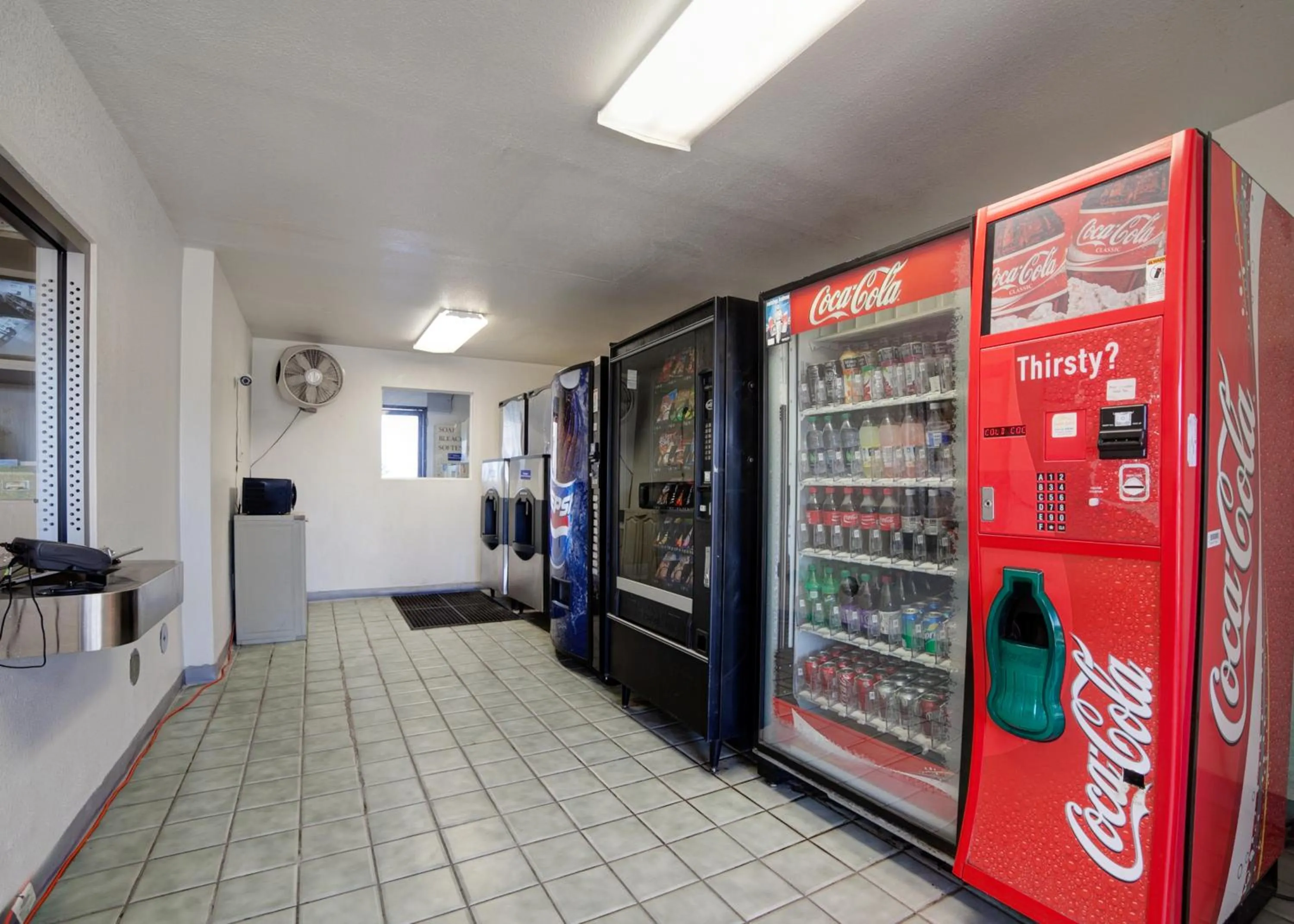 Food and drinks in Super 7 Inn