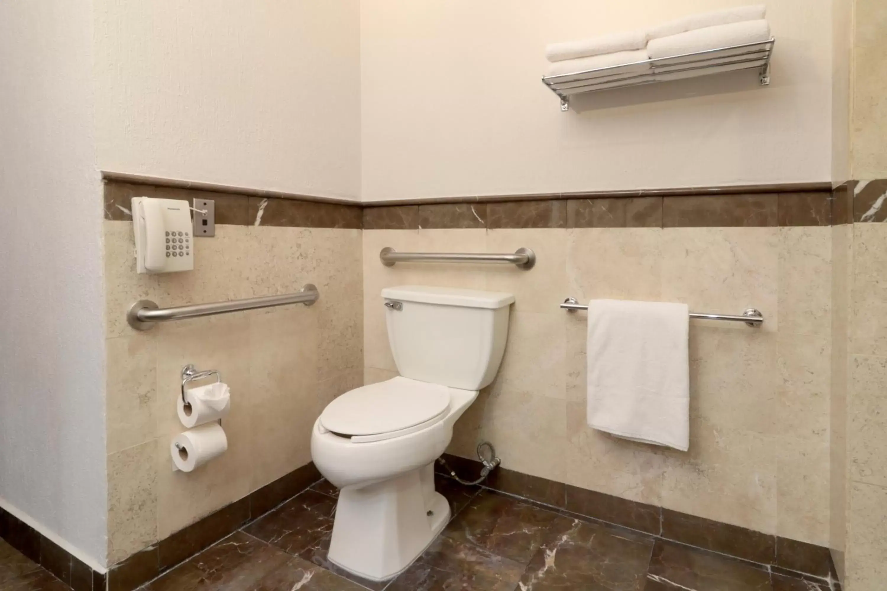 Bathroom in Holiday Inn Express San Luis Potosí, an IHG Hotel