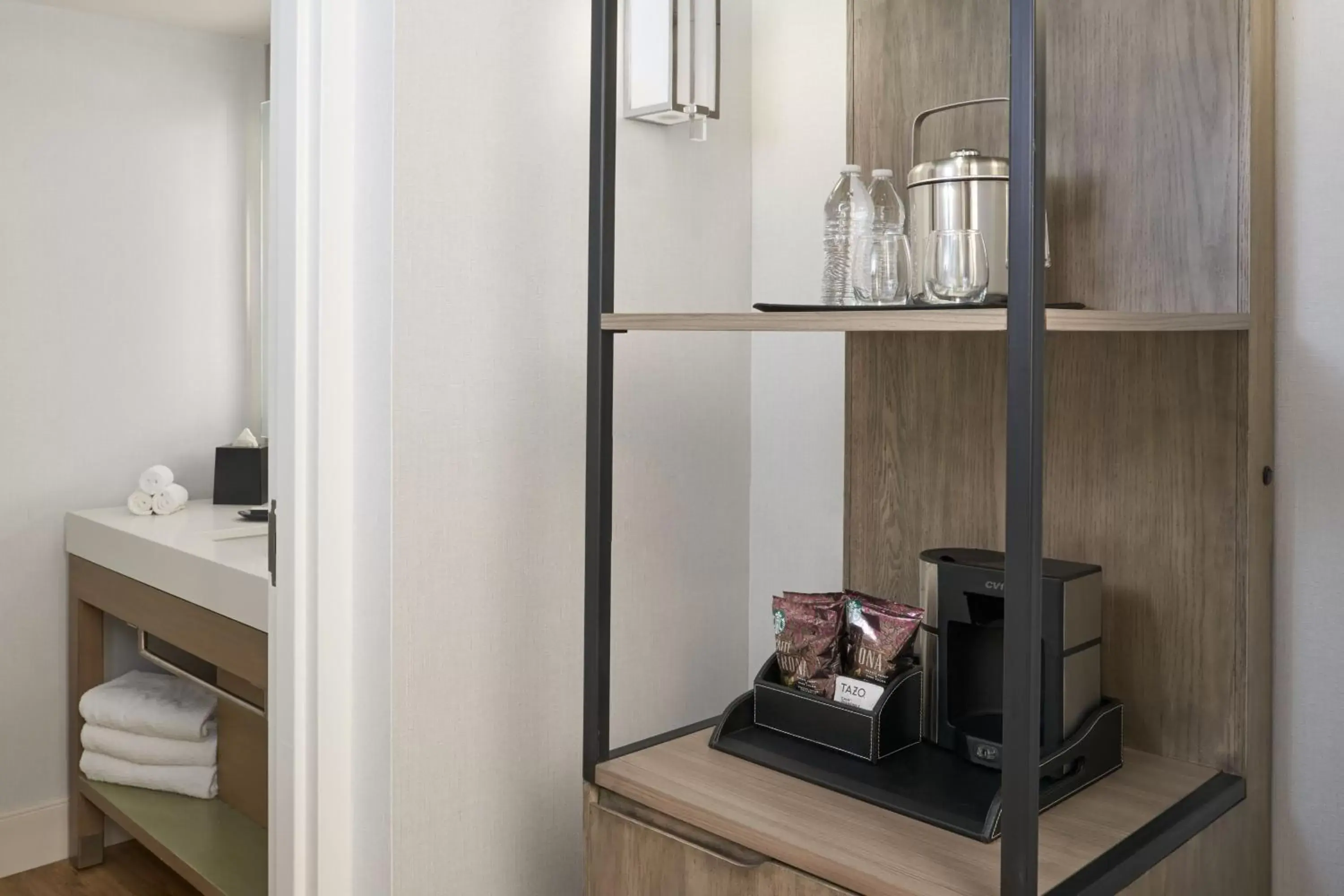 Bathroom, TV/Entertainment Center in Sheraton Pittsburgh Hotel at Station Square