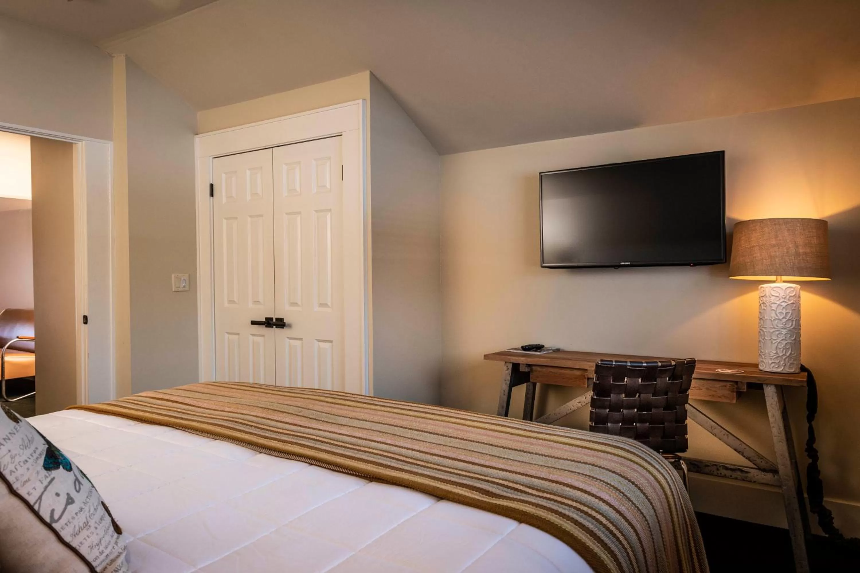 Bed in Hotel Broad Ripple