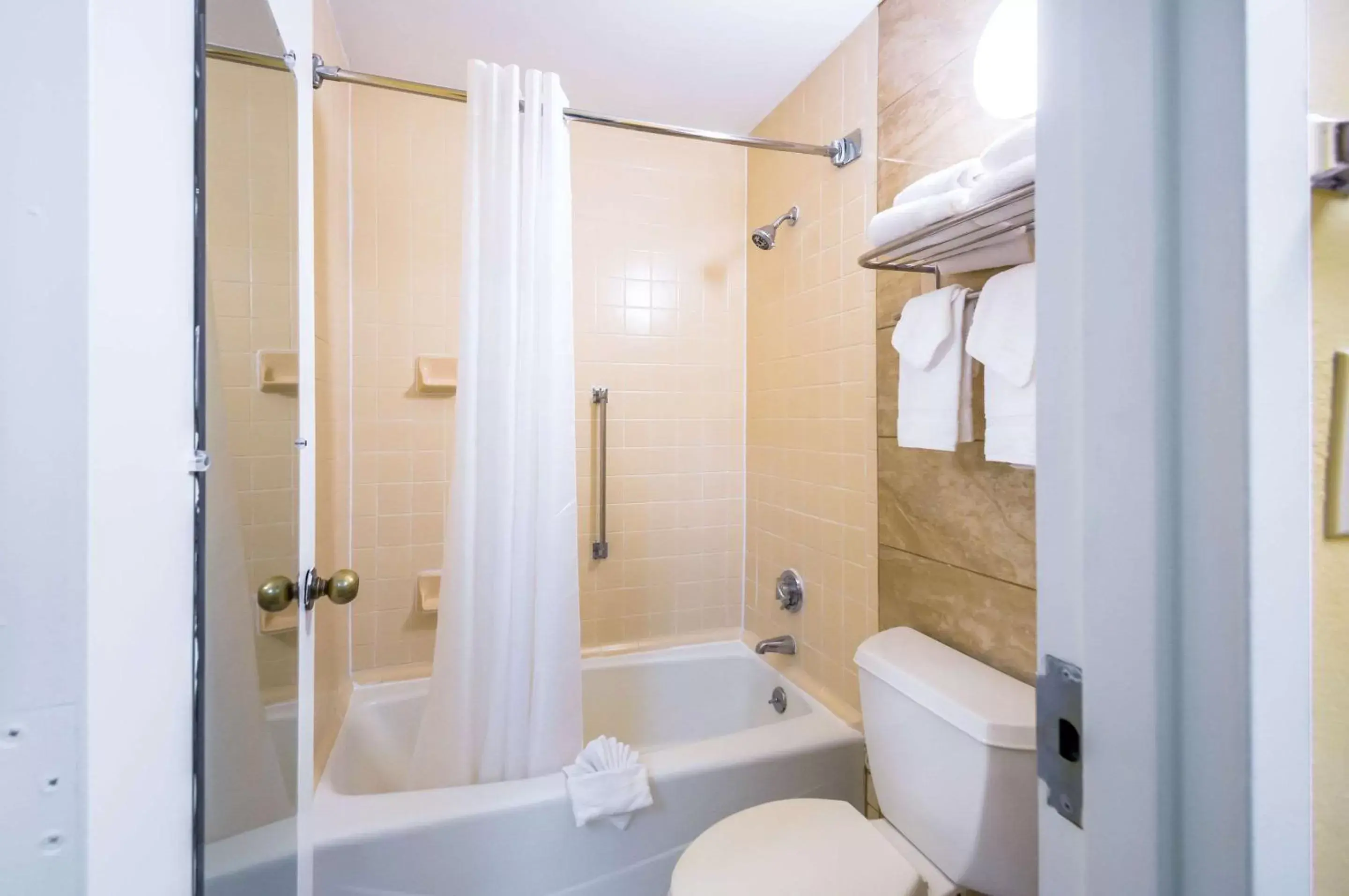 Bathroom in Quality Inn Fredericksburg-Central Park Area