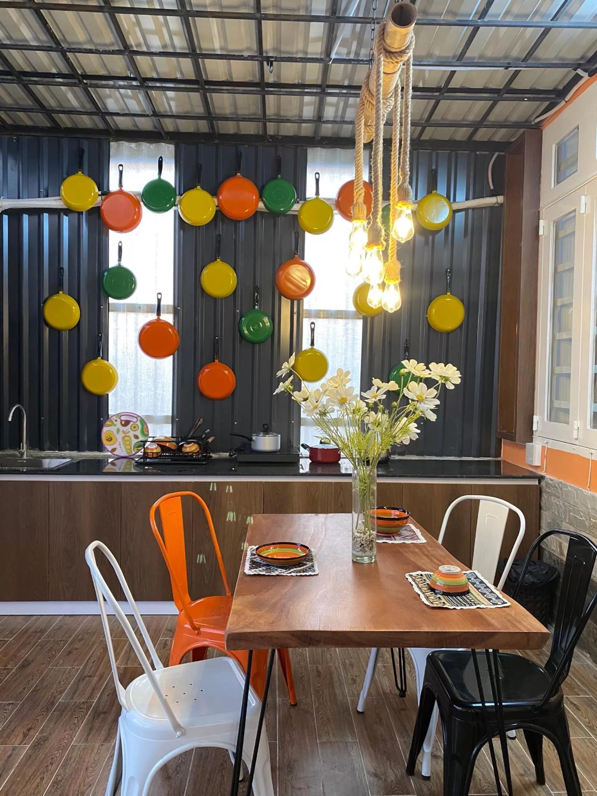 Restaurant/Places to Eat in Emerald Boutique Stay 2