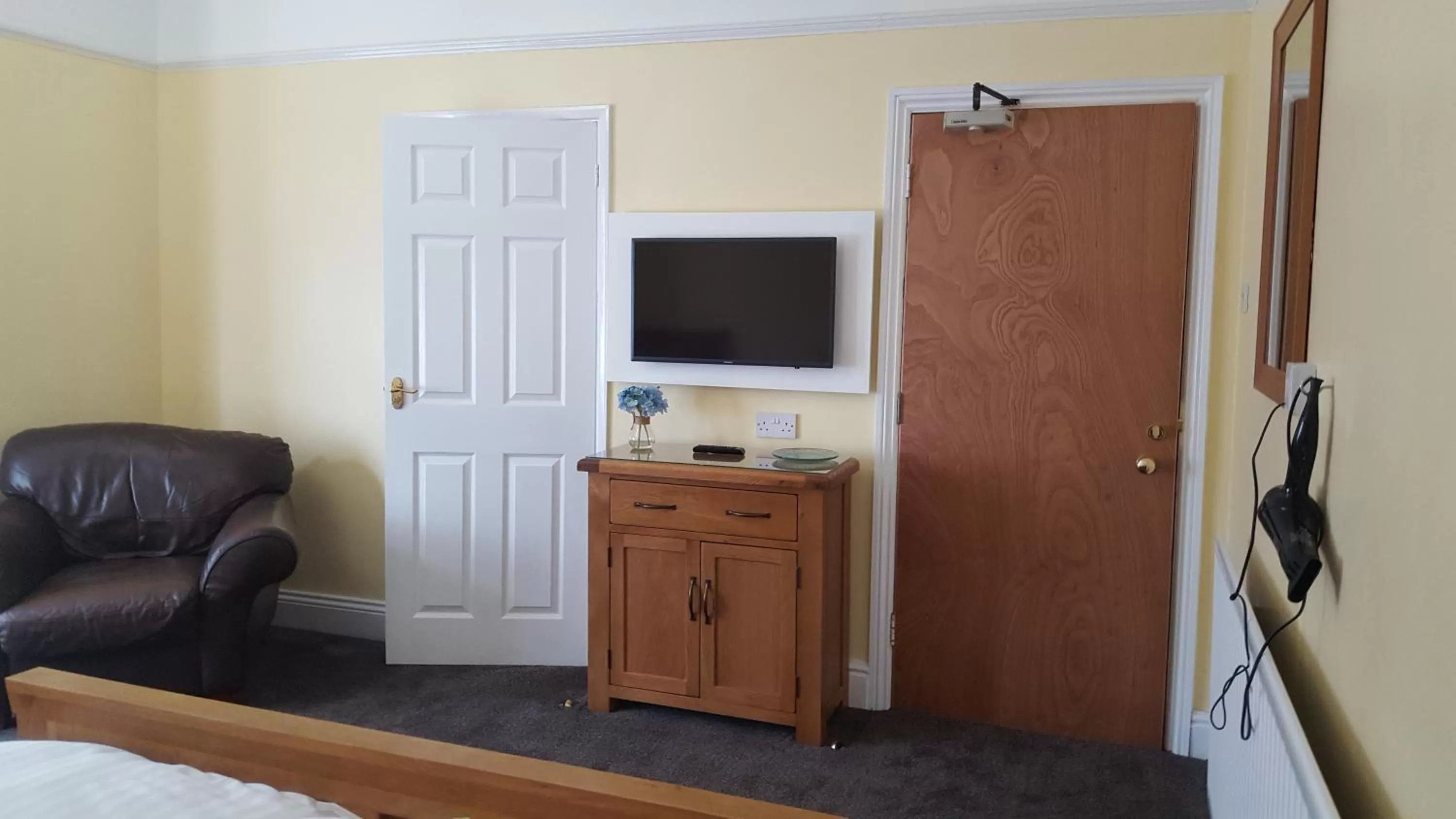 TV and multimedia, TV/Entertainment Center in The Beacon Hotel