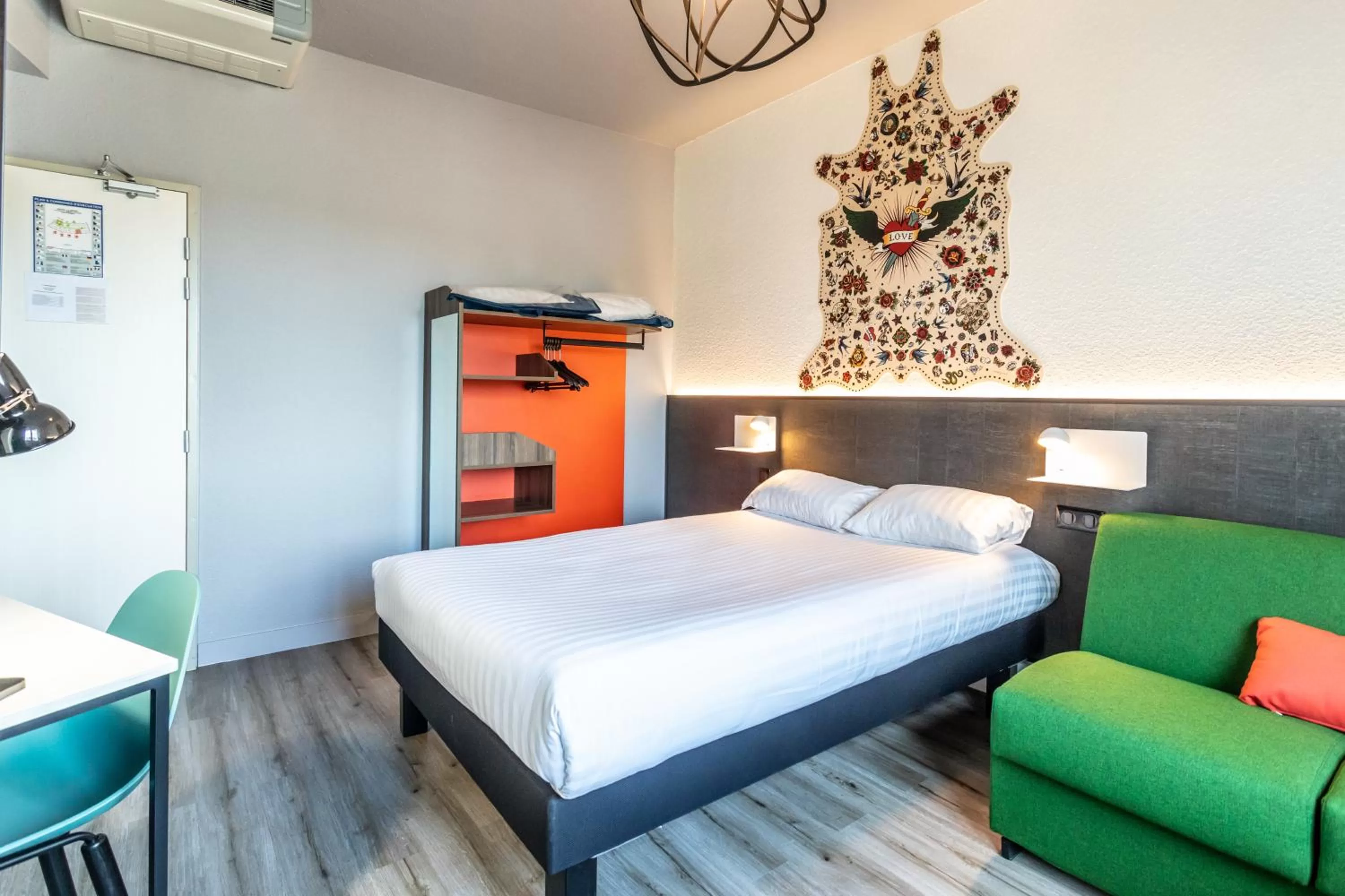 Bed in Hôtel The Originals City Le Berry - proche centre-ville - Gare - parking - recharge véhicule