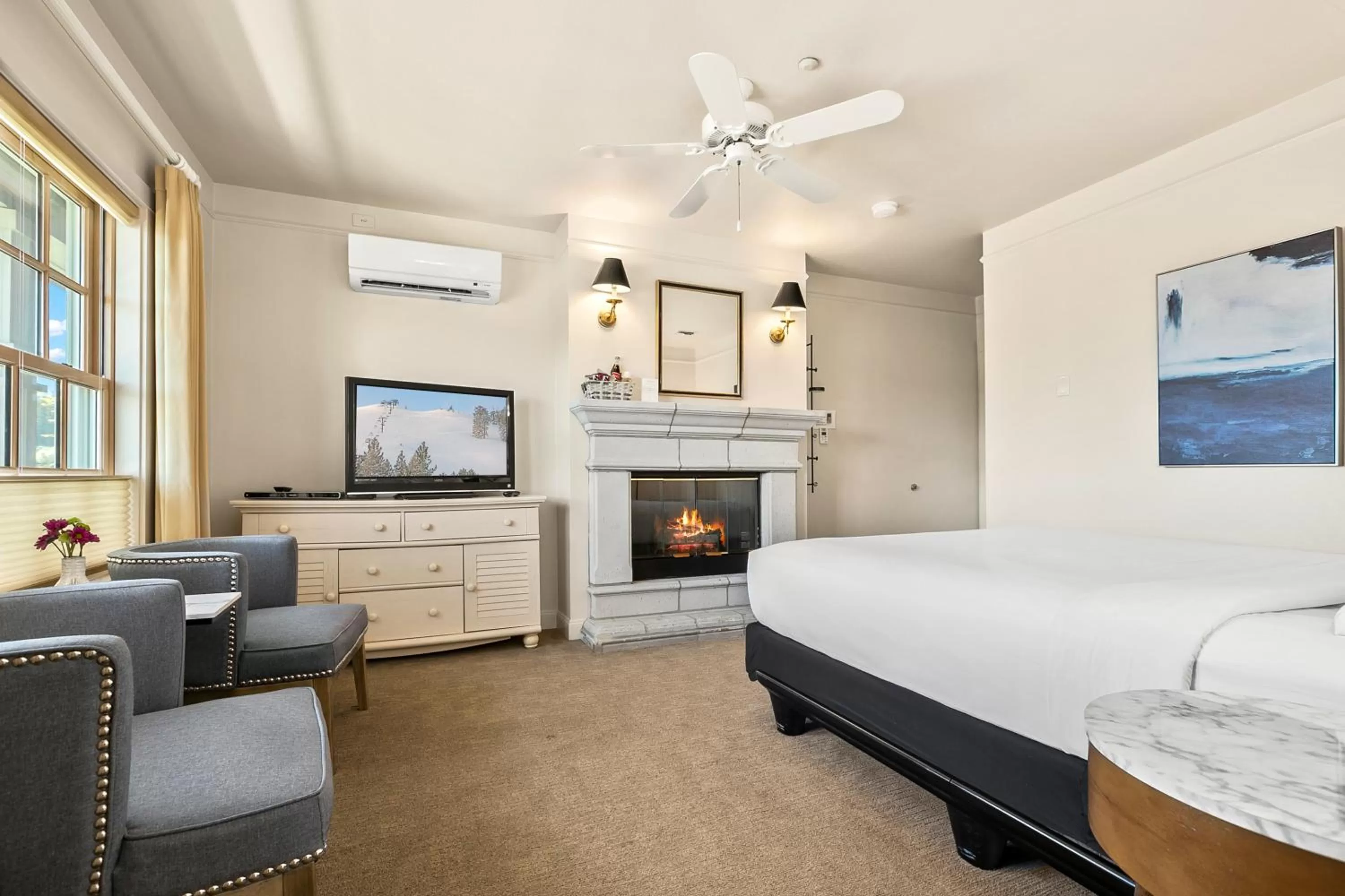 Photo of the whole room, Bed in Saratoga Inn