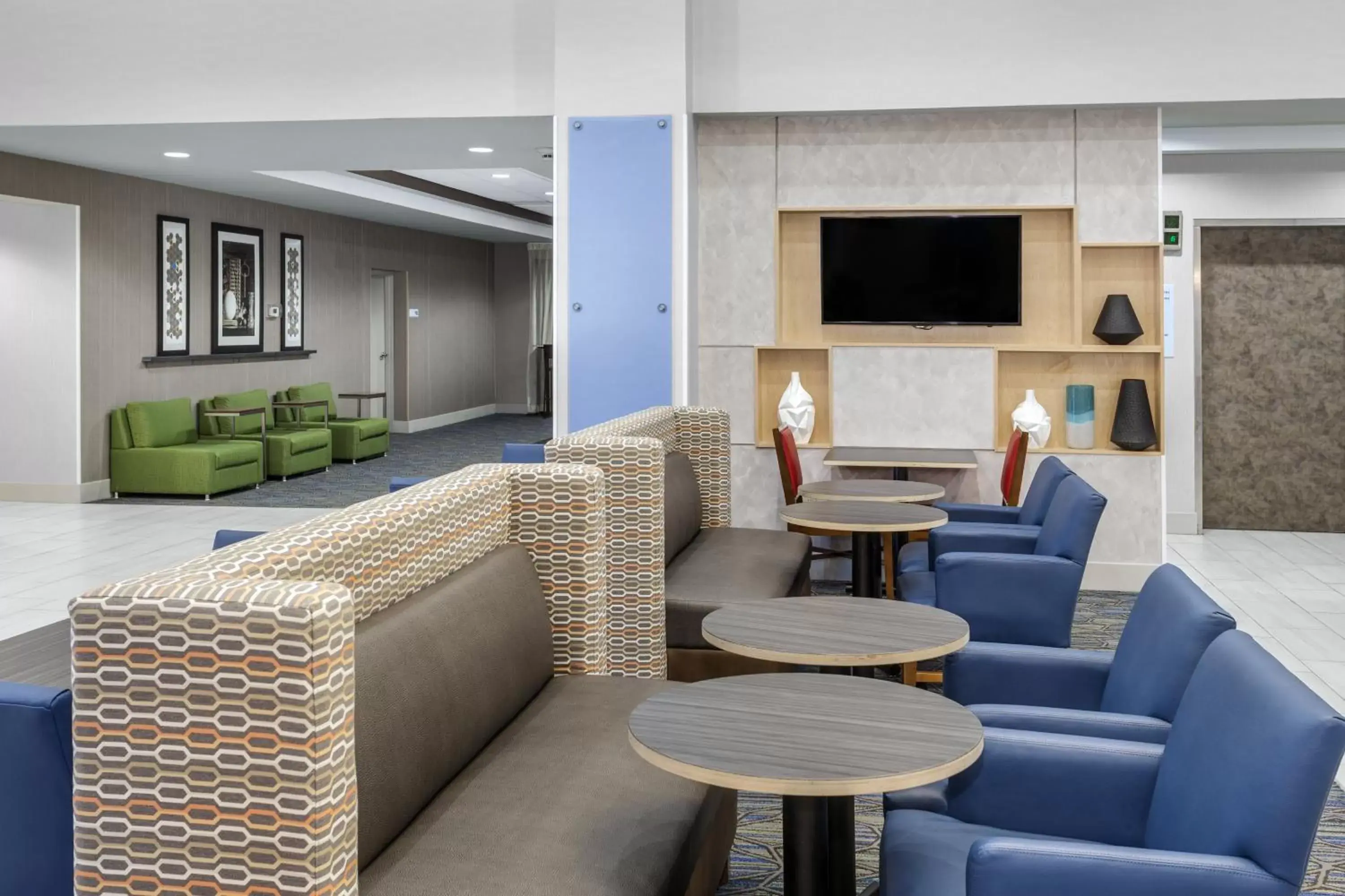 Property building, Lounge/Bar in Holiday Inn Express South Portland, an IHG Hotel