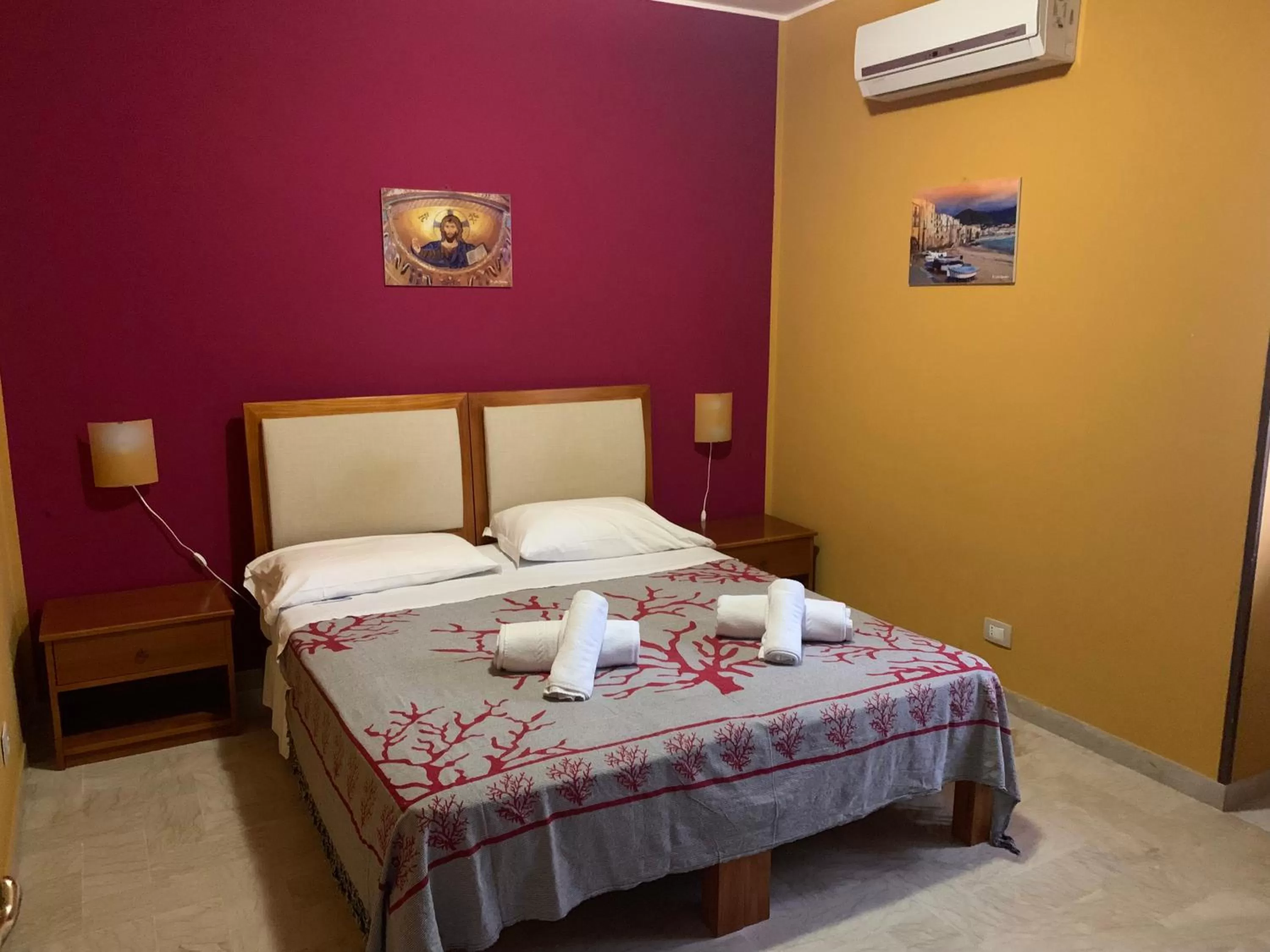 Property building, Bed in MiraMare Residence Cefalú