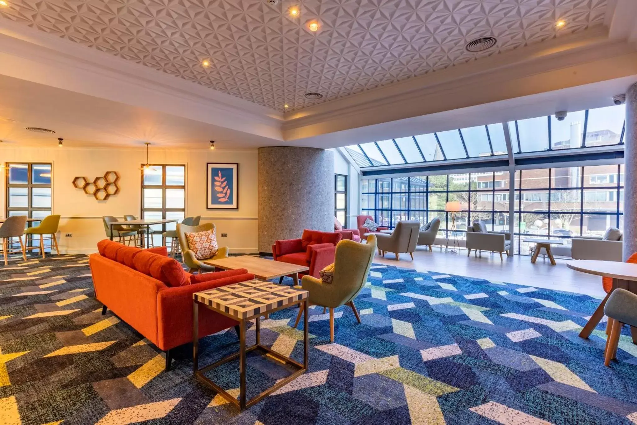 Lounge or bar, Lobby/Reception in Holiday Inn London Sutton, an IHG Hotel