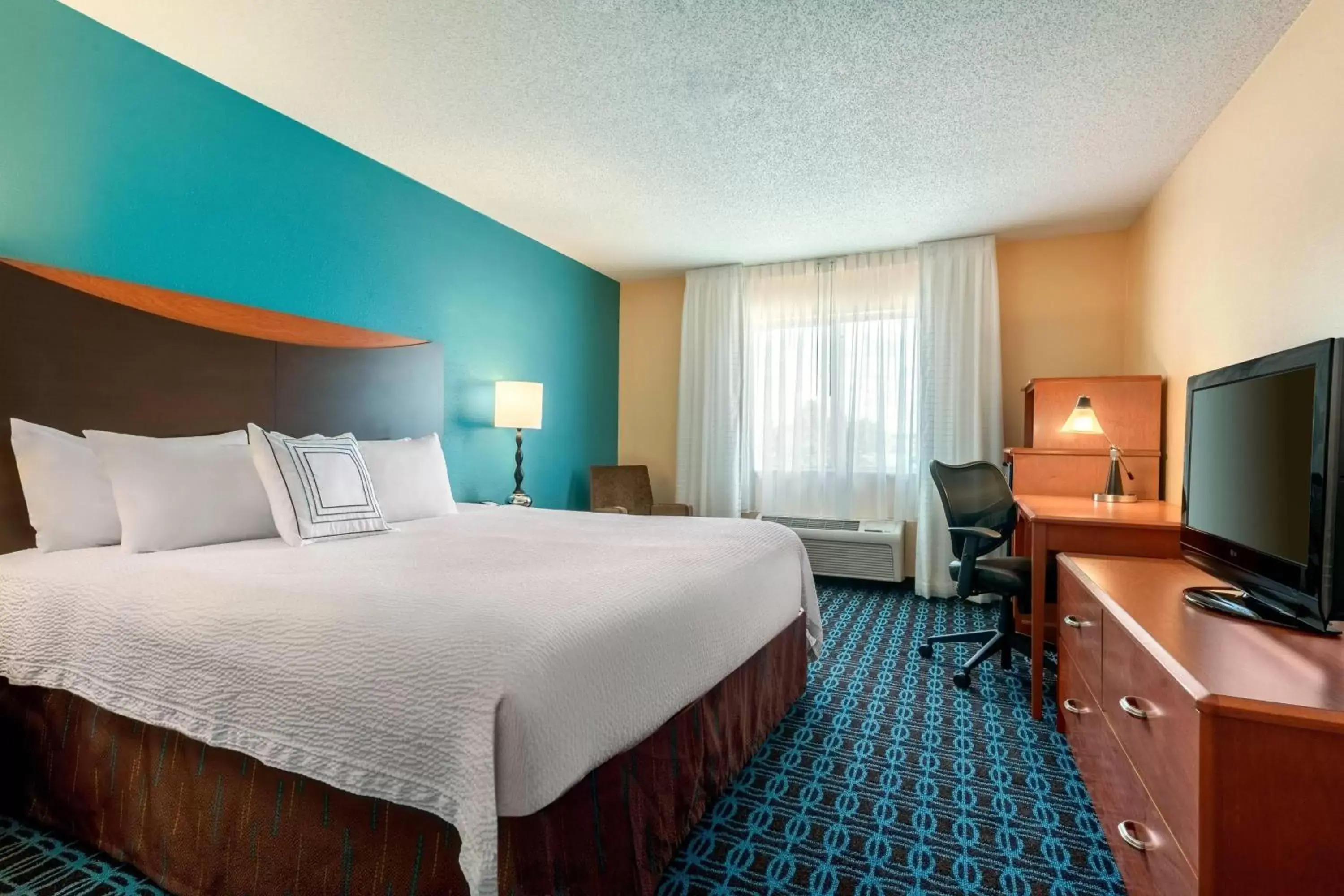 Photo of the whole room, Bed in Fairfield Inn & Suites Stevens Point