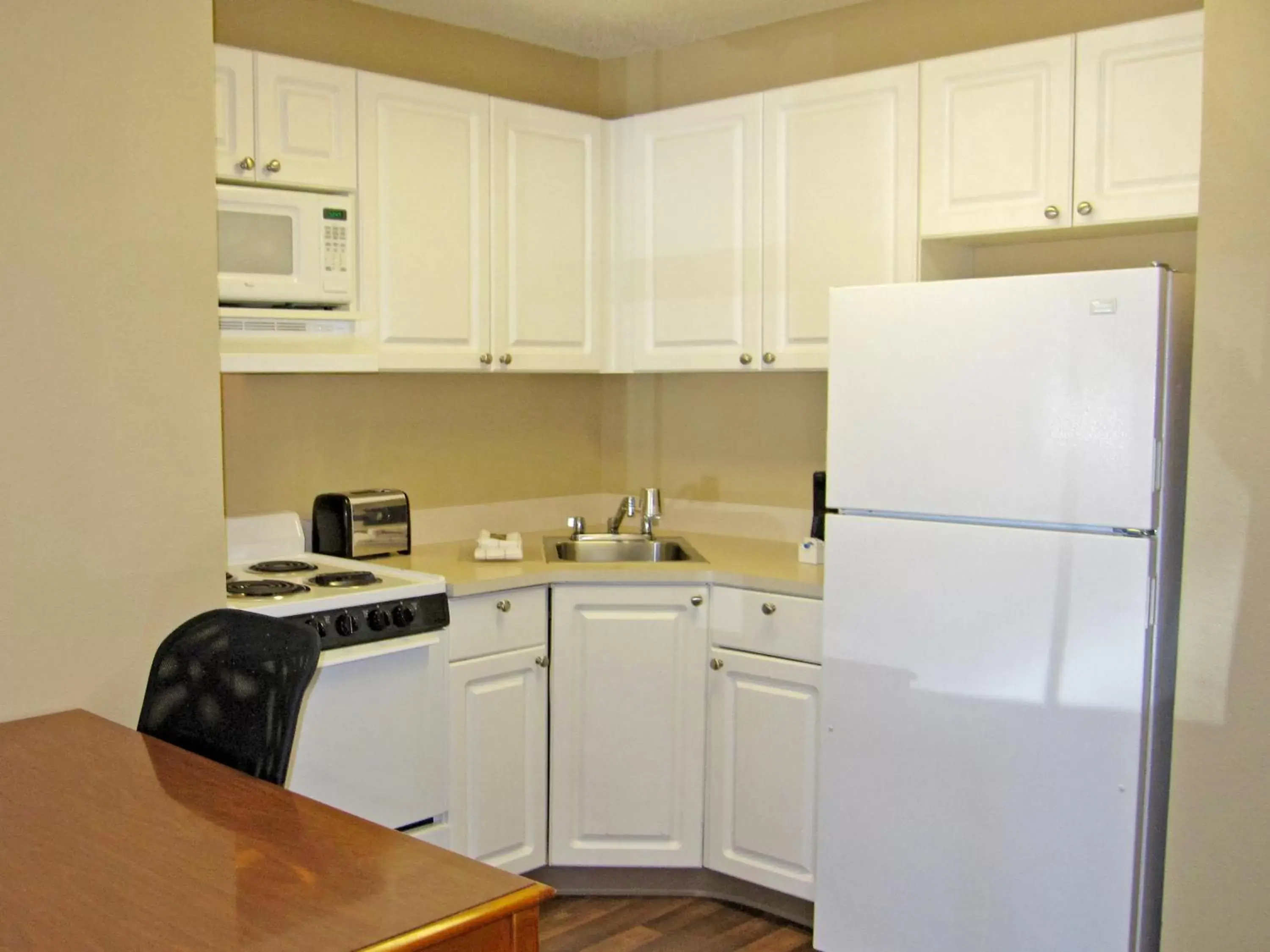 Kitchen or kitchenette, Kitchen/Kitchenette in Extended Stay America Suites - Chicago - O'Hare - Allstate Arena