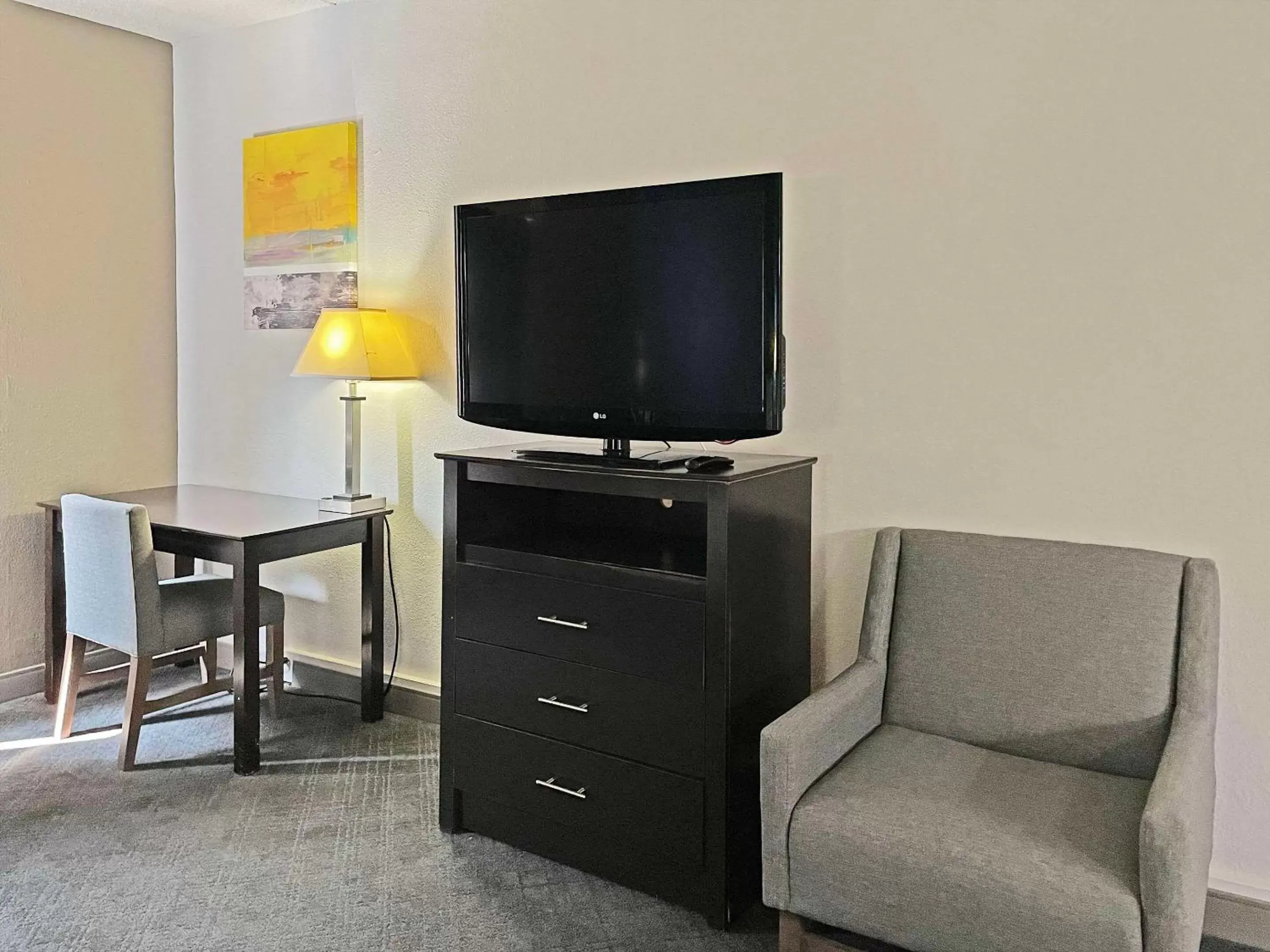 Bedroom, TV/Entertainment Center in Comfort Inn & Suites Mundelein-Vernon Hills