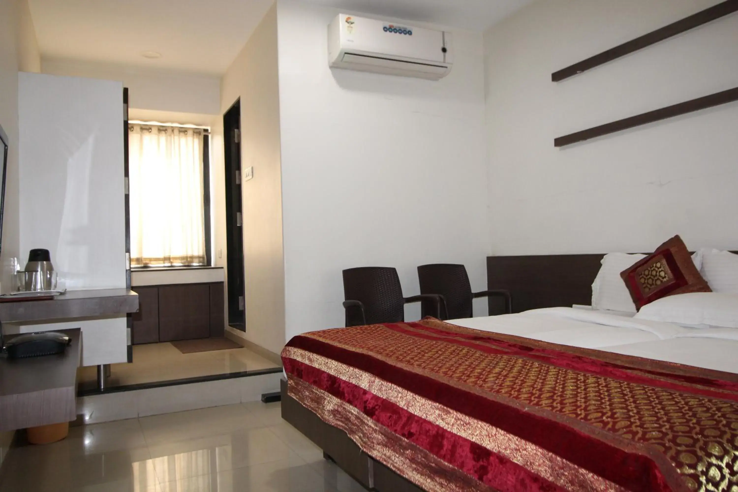 Bedroom, Bed in Hotel Girnar