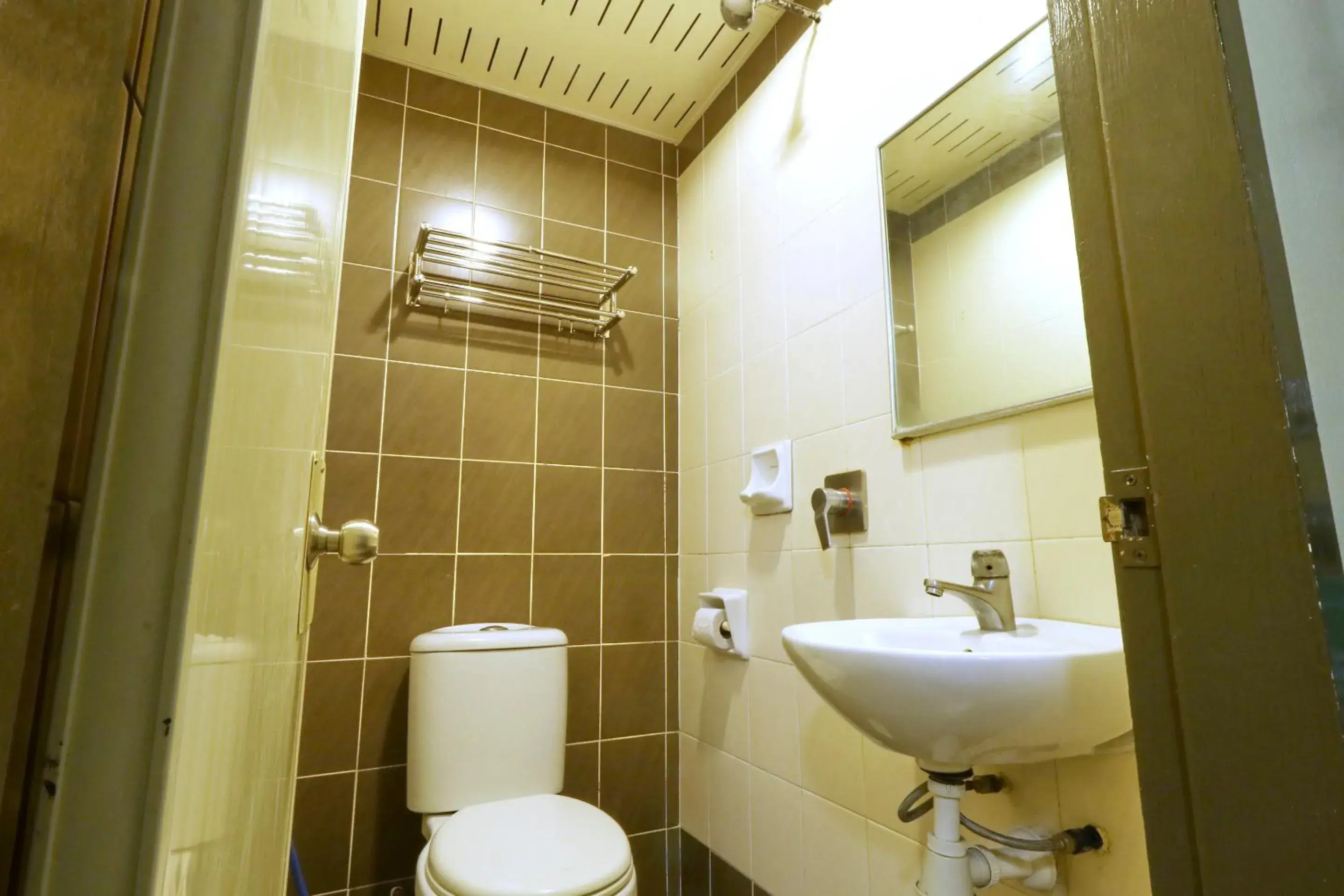 Bathroom in Nan Yeang Hotel