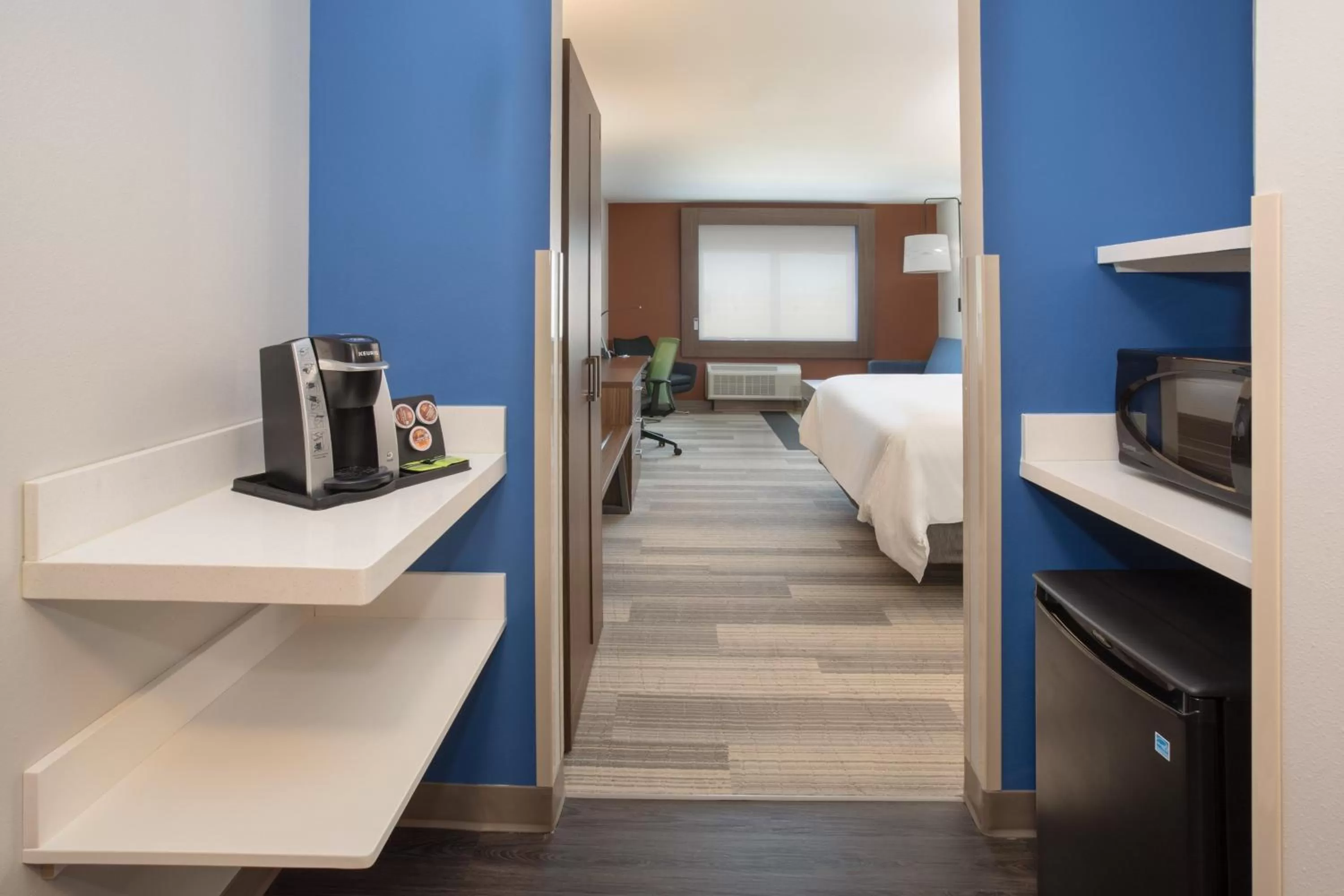 Photo of the whole room, Bed in Holiday Inn Express & Suites Sioux City North - Event Center by IHG