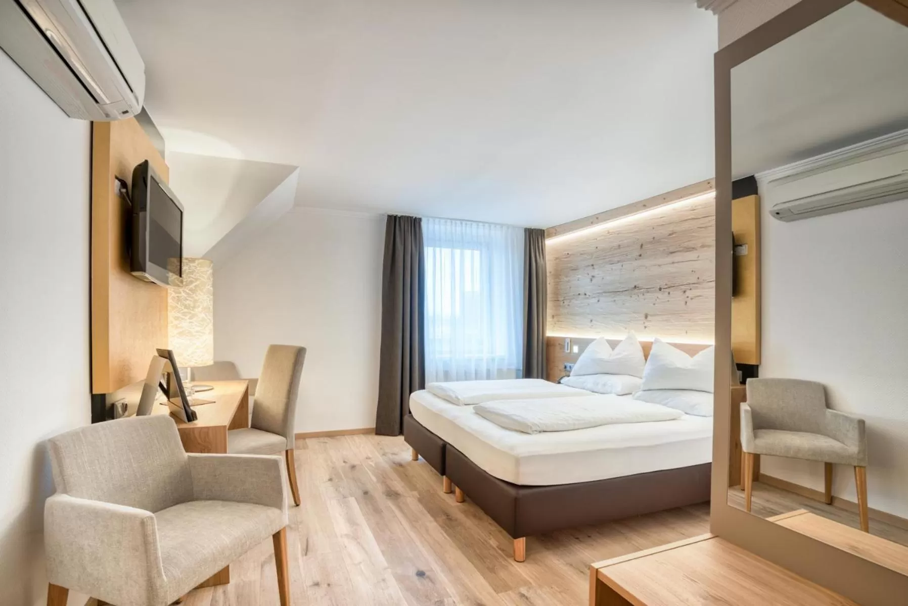 Photo of the whole room, Bed in Leipziger Hof Innsbruck