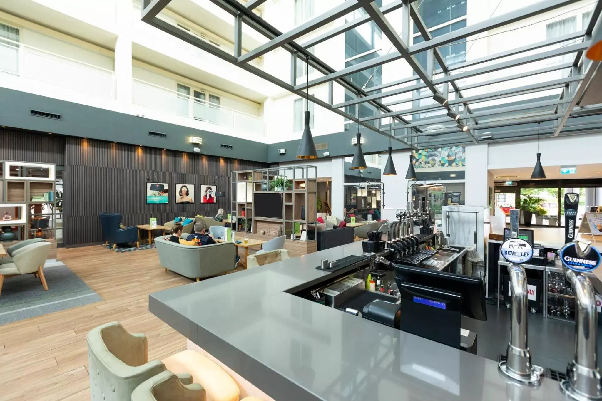 Lounge or bar, Restaurant/Places to Eat in Holiday Inn Milton Keynes Central, an IHG Hotel