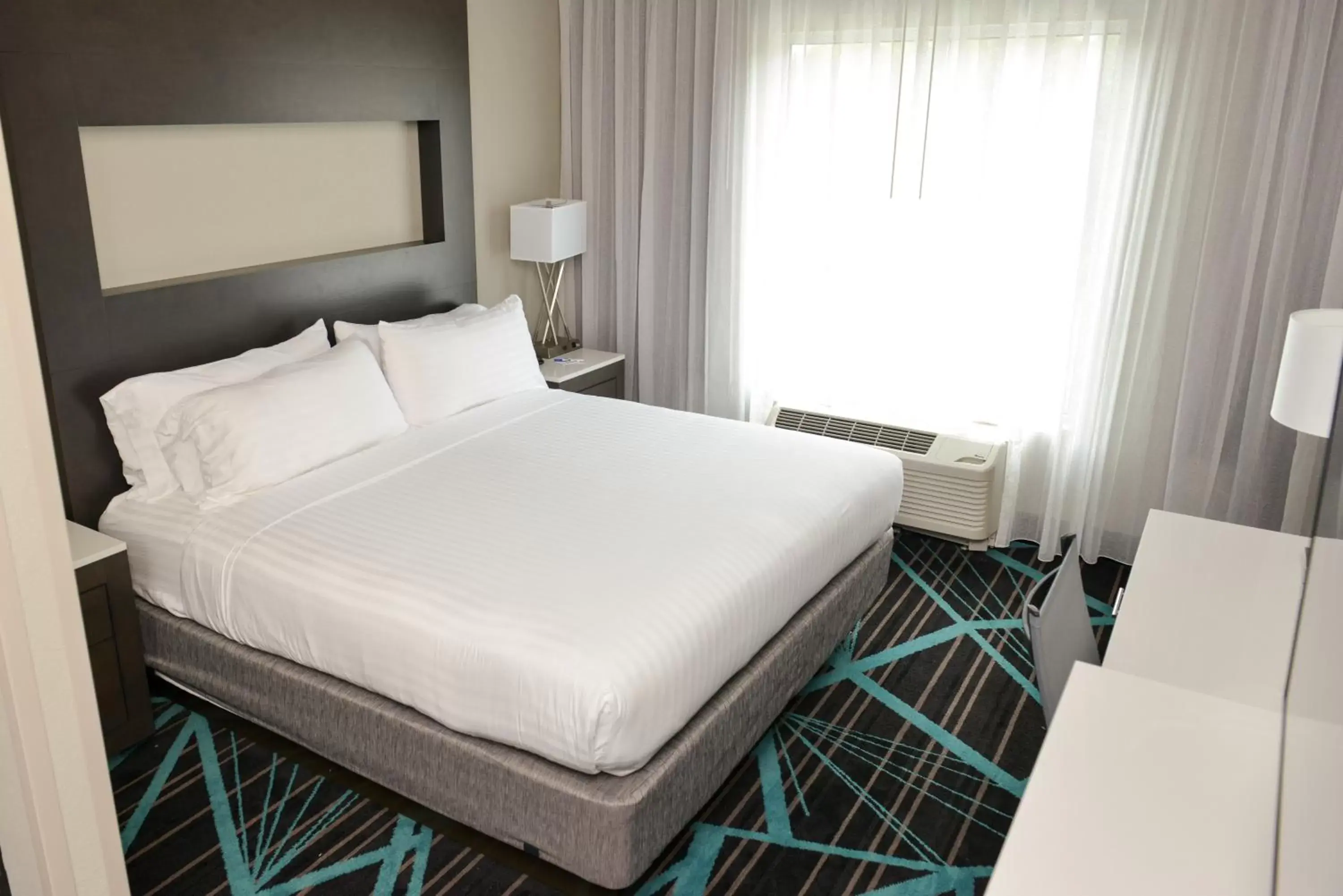 Photo of the whole room, Bed in Holiday Inn Express & Suites - Charlotte Airport, an IHG Hotel