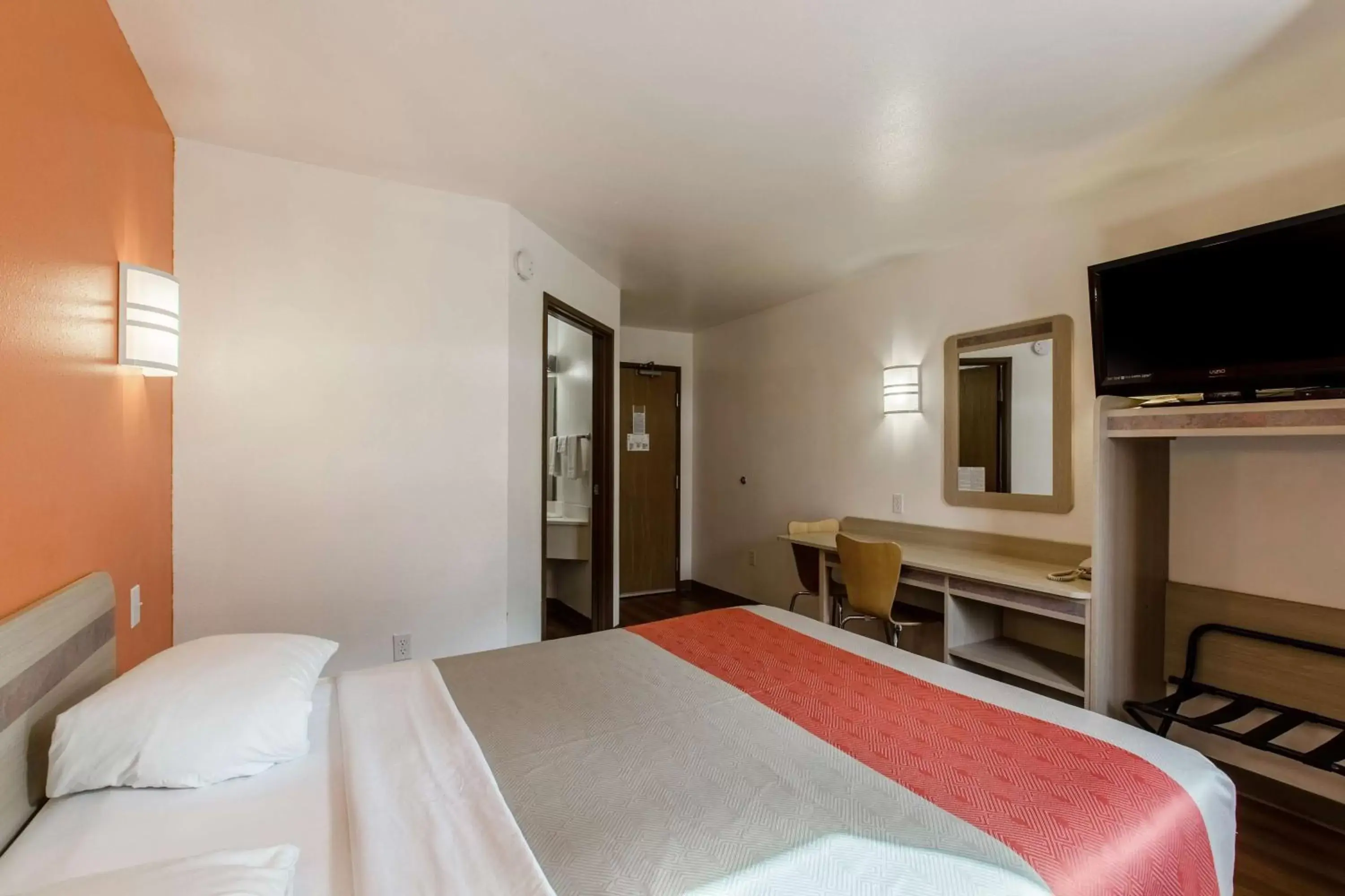 TV and multimedia, Bed in Motel 6-Baraboo, WI - Lake Delton